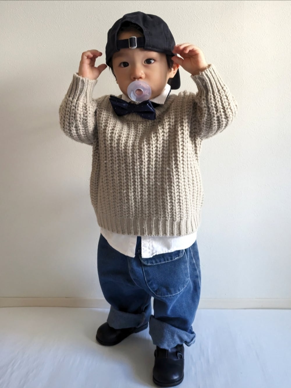 「チョコ色に染まれ、プチプラ、バレンタイン、卒業式、1歳、赤ちゃん、ストリート、NEW ERA、キャップ、フォーマル、デニムパンツ、ブーツ、レイヤードスタイル、カジュアル、シンプル」｜「NEW ERAのNEW ERA/ニューエラ キッズ  CHILD 920 NEYYAN キャップ 13562003（キャップ、ブルー系）」を使った、EITOさん（キッズ・80cm）の冬コーディネートの1枚目の写真