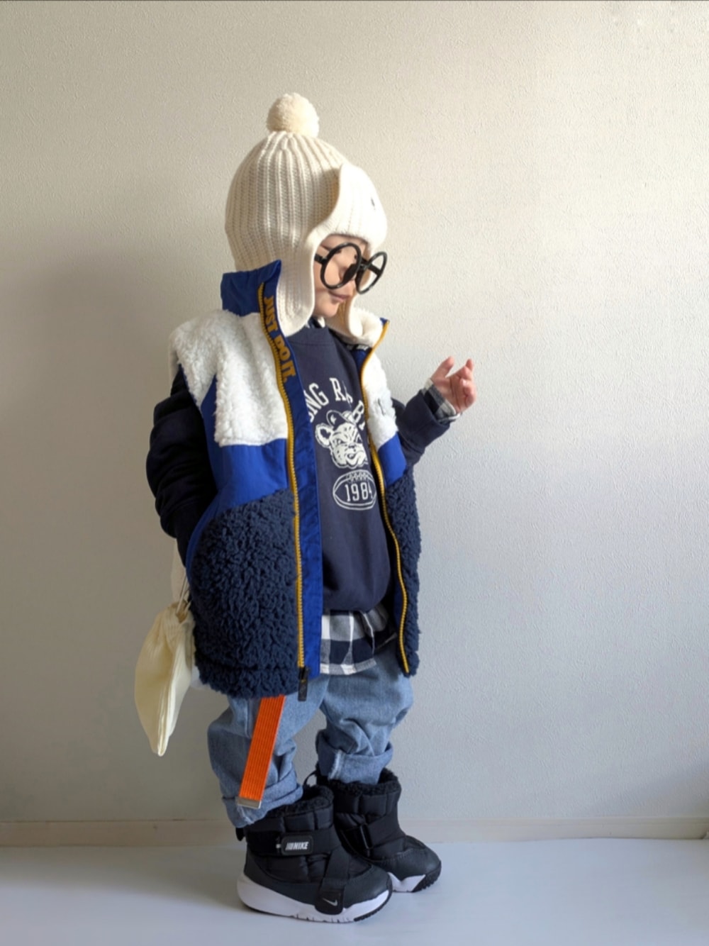 「冬コーデ、マイベストコーデ2024、2歳、ボアベスト、NIKE、ナイキ、ユニクロ、UNIQLO、ガチャベルト、ローリーズファーム(LOWRYS FARM)、ブーツ、スノーブーツ、ニット帽、レイヤードスタイル、キッズファッション」｜「Rabi*❤️ありがとう💕💕のアイテム（その他、その他）」を使った、EITOさん（キッズ・90cm）の冬コーディネートの1枚目の写真