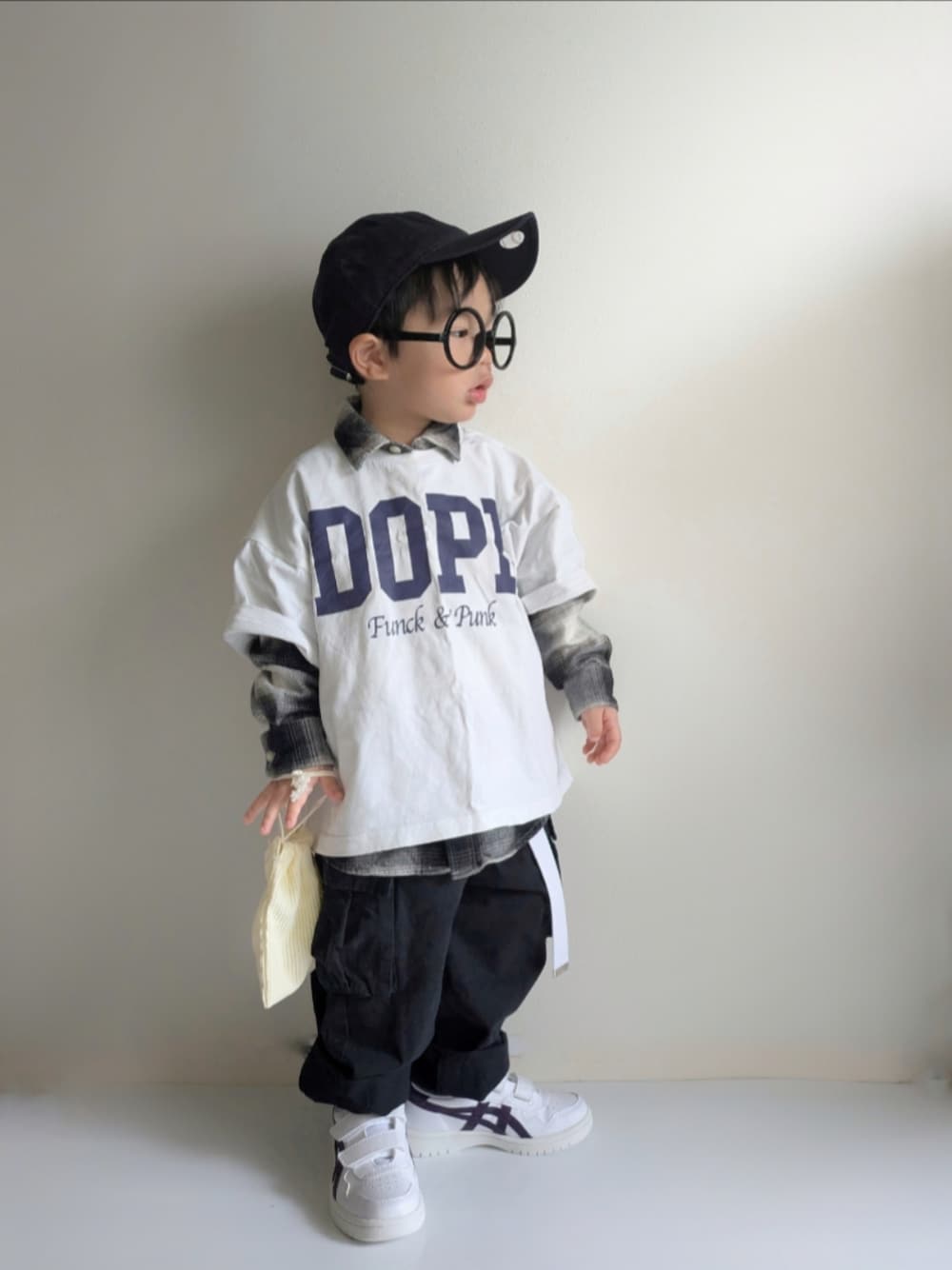 「春めき満開コーデ、キッズファッション、2歳、UNIQLO、ユニクロ、asics、NEW ERA、カーゴパンツ、レイヤードスタイル、男の子コーデ、スニーカーコーデ、キャップ、メガネ男子、ガチャベルト、Tシャツ」｜「NEW ERAのNEW ERA/ニューエラ キッズ  CHILD 920 NEYYAN キャップ 13562003（キャップ、ブルー系）」を使った、EITOさん（キッズ・90cm）の春コーディネートの1枚目の写真