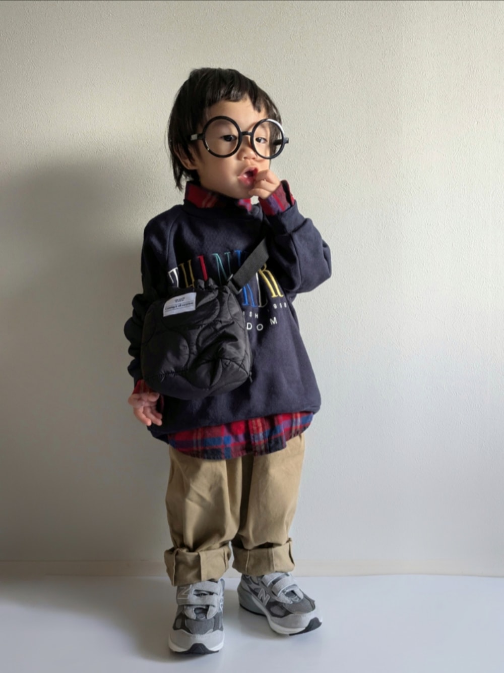 「冬コーデ、マイベストコーデ2024、2歳、男の子コーデ、BREEZE、NEWBALANCE、ニューバランス990、ダイソー、プチプラ、スニーカー、ショルダーバッグ、めがね、ネルシャツ、レイヤードスタイル、バルーンパンツ」｜「BREEZEの【リンク・セットアップ可】カレッジバリエーショントレーナー（スウェット、ブルー系）」を使った、EITOさん（キッズ・90cm）の冬コーディネートの1枚目の写真