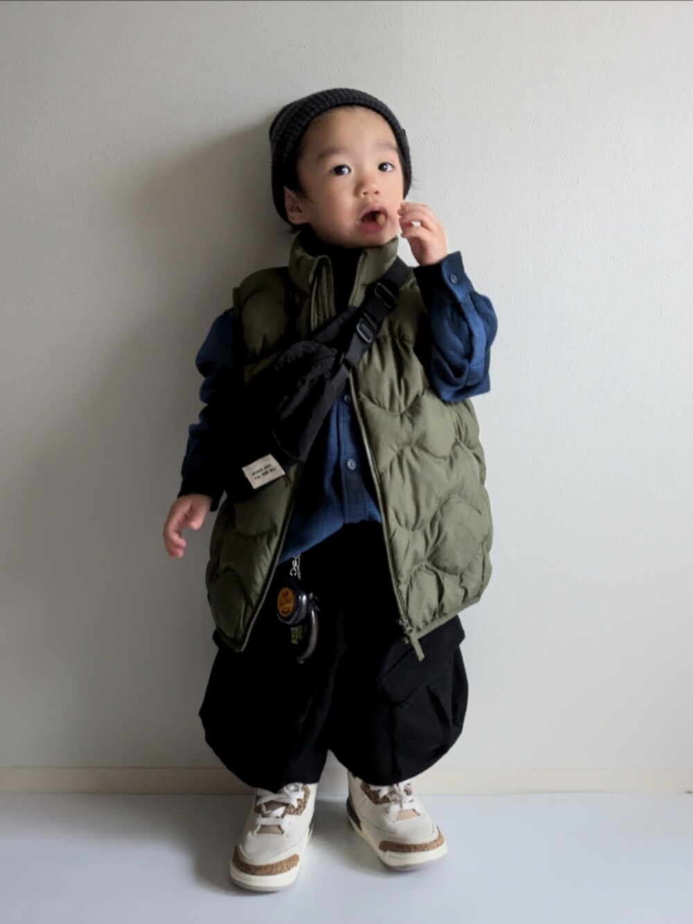 「レイヤードスタイル、秋コーデ、1歳、シンプルコーデ、UNIQLO、ユニクロ、男の子、ストリート、NIKE、スニーカー、ショルダーバッグ、ニット帽、ダウンベスト、ネルシャツ、お出かけコーデ」｜「BREEZEのカラバリニット帽（ニットキャップ/ビーニー、グレー系）」を使った、EITOさん（キッズ・90cm）の秋コーディネートの1枚目の写真
