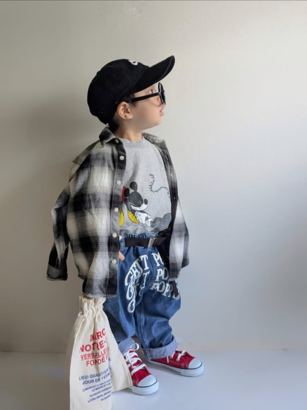 「春めき満開コーデ、春コーデ、2歳、ワイドパンツ、NIKE、コンバース、ユニクロ、ローリーズスタイル_LOWRYS FARM、プチプラ、レイヤードスタイル、カジュアル、タックイン、スニーカー、めがね、チェック」｜「NIKEのNIKE ナイキ K FTR WSH CAP キャップ FB5063 010BLACK/WHITE（キャップ、ブラック系）」を使った、EITOさん（キッズ・90cm）の春コーディネートの1枚目の写真