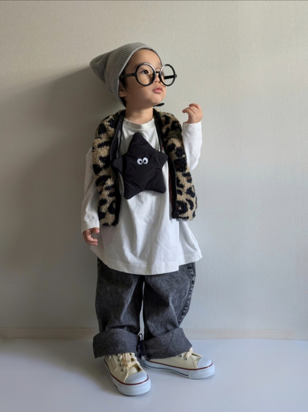 「冬アウター、キッズファッション、1歳、シンプルコーデ、男の子コーデ、モノトーン、ベスト、レオパード、コンバース、ニット帽、めがね、ダイソー、おでかけコーデ、デニムパンツ、ストリート」｜「CIAOPANIC TYPYの【KIDS】カラーリブビーニー（ニットキャップ/ビーニー、グレー系）」を使った、EITOさん（キッズ・90cm）の秋コーディネートの1枚目の写真