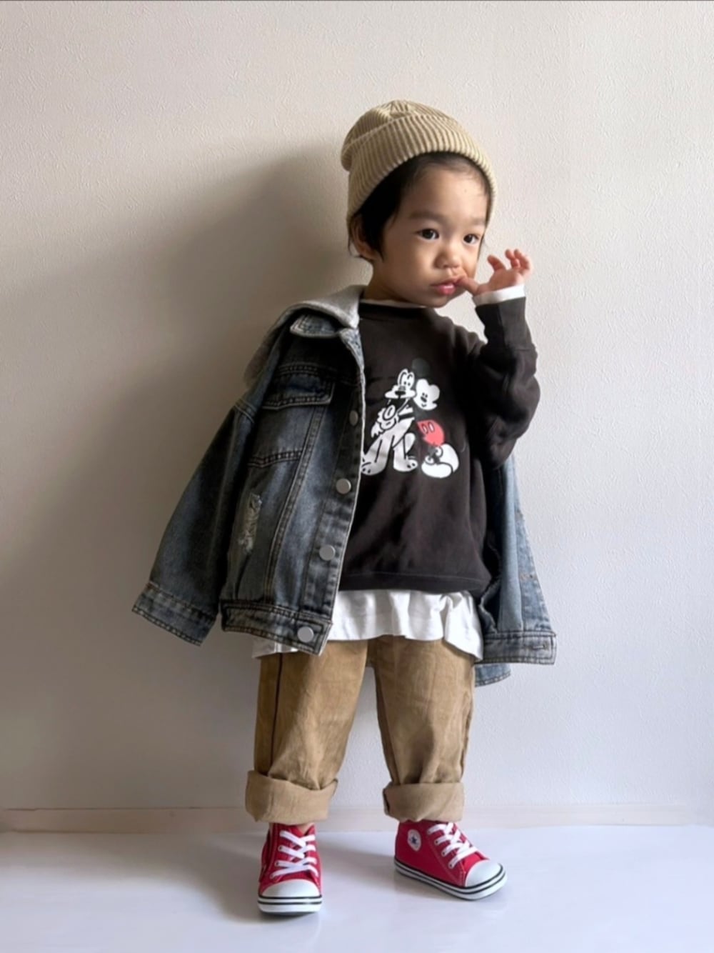 「日常に魔法を、ブラウン、1歳、UNIQLO、ユニクロ、コンバース、ミッキー、デニムジャケット、ニット帽、レイヤードスタイル、カジュアルコーデ、秋コーデ、秋冬コーデ、キッズファッション、男の子」｜「GLAZOSのリブニットワッチキャップ（ニットキャップ/ビーニー、ベージュ系）」を使った、EITOさん（キッズ・90cm）の秋コーディネートの1枚目の写真