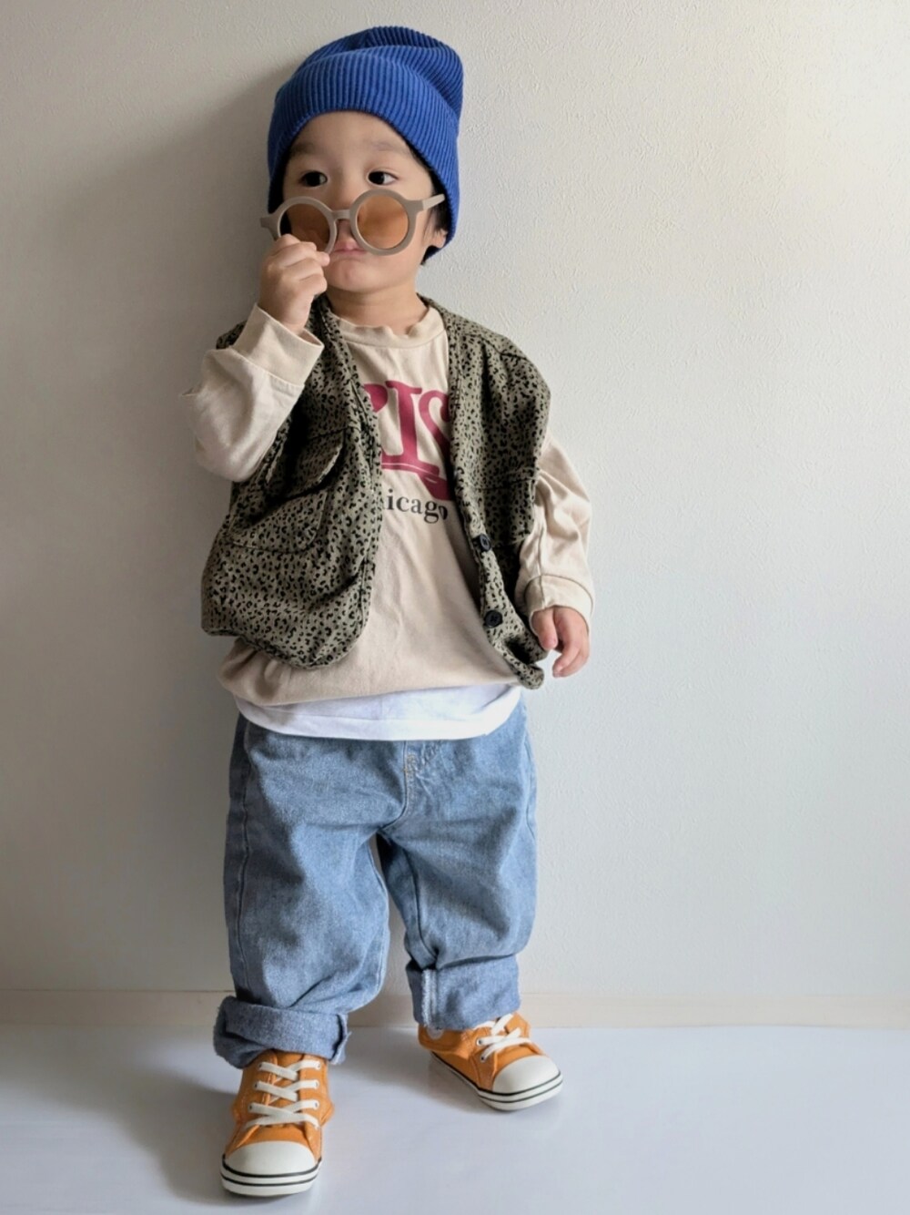 「ベスト、キッズファッション、1歳、秋コーデ、コンバース、デニム、レイヤードスタイル、男の子コーデ、カーキ、サングラス、ストリート、お出かけコーデ、ニット帽、カジュアル、ロゴT」｜「CIAOPANIC TYPYの【KIDS】カラーリブビーニー（ニットキャップ/ビーニー、ブルー系）」を使った、EITOさん（キッズ・90cm）の秋コーディネートの1枚目の写真