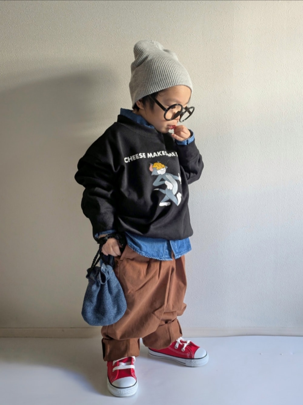 「クリスマスに着たい服、キッズファッション、1歳、男の子コーデ、レイヤードスタイル、冬コーデ、LOWRYS FARM、コンバース、converse、デニムパンツ、バルーンパンツ、おでかけコーデ、メガネ男子、ビーニー」｜「CIAOPANIC TYPYの【KIDS】カラーリブビーニー（ニットキャップ/ビーニー、グレー系）」を使った、EITOさん（キッズ・90cm）の冬コーディネートの1枚目の写真
