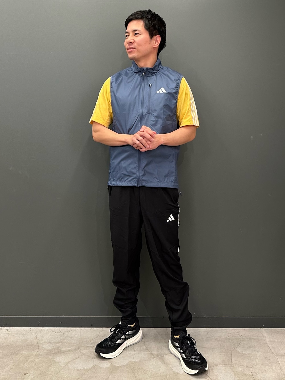 「スニーカー、adidas、アディダス、ランニング、ランニングシューズ、パフォーマンス、superNova、ランニングウェア、スーパーノヴァ、ジム・トレーニング」｜「adidasのオウン ザ ラン スリーストライプス 半袖Tシャツ（トップス、オレンジ系）」を使った、MYさん（メンズ・168cm）の春コーディネートの1枚目の写真