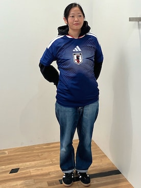 「adidas（アディダス）のサッカー日本代表 2026 ホーム レプリカ ユニフォーム / adidas（Tシャツ/カットソー）」を使った、NAさん（レディース・157cm）の秋コーディネート