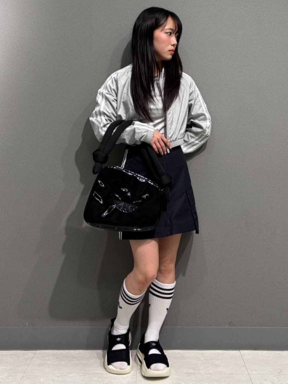 「ショルダーバッグ、サンダル、adidas、adidas originals、アディダス、アディダスオリジナルス、クロップドトップス」｜「adidasのアディカラー チームガイスト クロップド トラックトップ（トップス、グレー系）」を使った、KKさん（レディース・150cm）の夏コーディネートの1枚目の写真