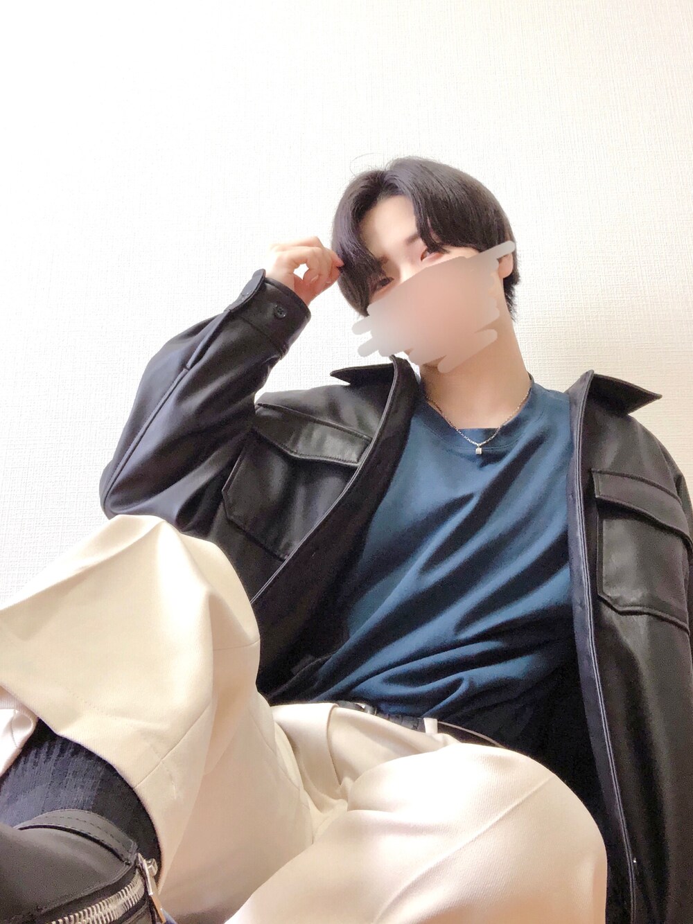 「春コーデ、ビッグシルエット、低身長、お洒落さんとつながりたい、オーバーサイズ、プチプラ、フレアパンツ、レザージャケット、シャツジャケット、春、ユニクロ、GU」｜「UNIQLOのエアリズムコットンオーバーサイズTシャツ（5分袖）（Tシャツ/カットソー、ブルー系）」を使った、幹桜さん（メンズ・171cm）の春コーディネートの1枚目の写真