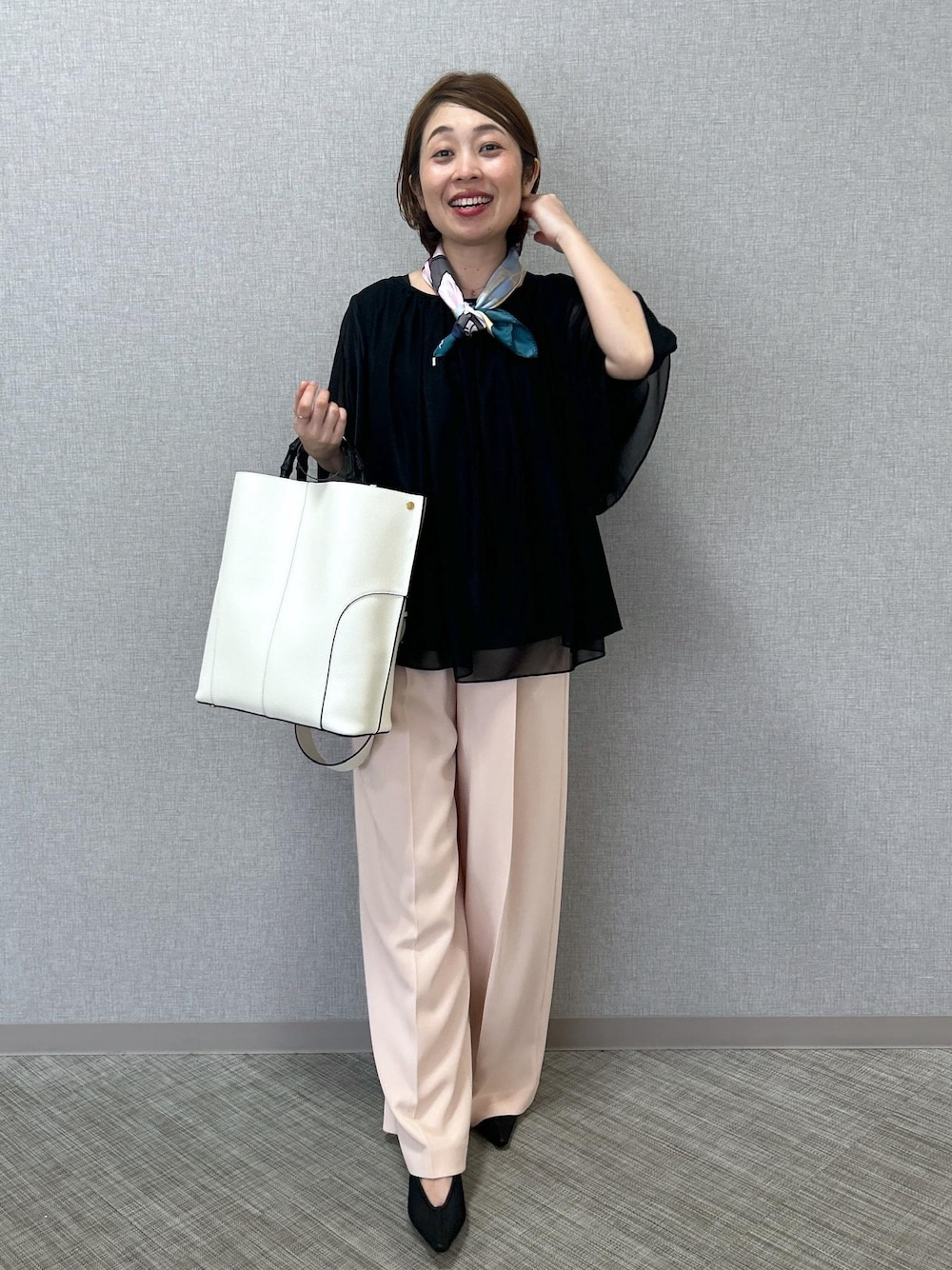 「ブライトネスヤーンギャザーブラウス、ダブルクロスワイドパンツ、コラボシルクスカーフ、BAMBOO BAG Iarge、メッシュパンプス、美人パンツ、初夏コーデ、お仕事コーデ、お出かけコーデ、女子会コーデ、パンツスタイル、きれいめコーデ、ROPÉ、ウェーブ、イエベ春」｜「ROPE'の【4 ARTIST for ROPE'】コラボ シルクスカーフ/Sサイズ（バンダナ/スカーフ、グリーン系）」を使った、risaさん（レディース・156cm）の春コーディネートの1枚目の写真