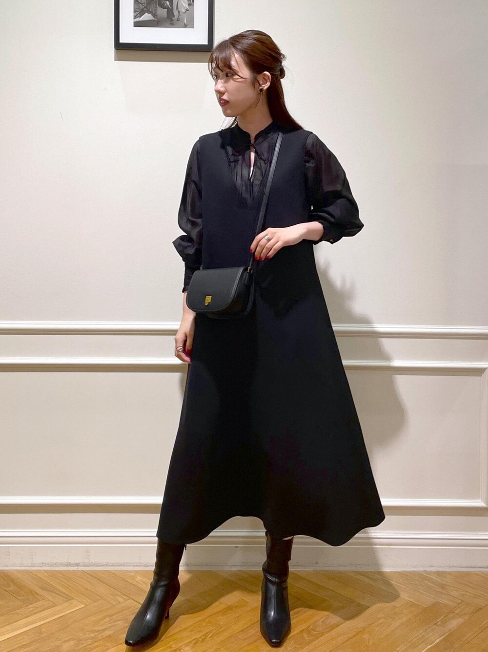 「ブラック、黒、シーズンレス、ROPÉ、ワンピース、シャツ・ブラウス、ジャンパースカート、ブーツ、お出かけ、高身長、骨格ウェーブ、ブルベ、きれいめ、秋、23AW秋の新作」｜「ROPE'の【雑誌掲載】【一部WEB限定】ナロースクエアトゥストレッチヒールショートブーツ（ブーツ、ブラック系）」を使った、RAIさん（レディース・165cm）の秋コーディネートの1枚目の写真