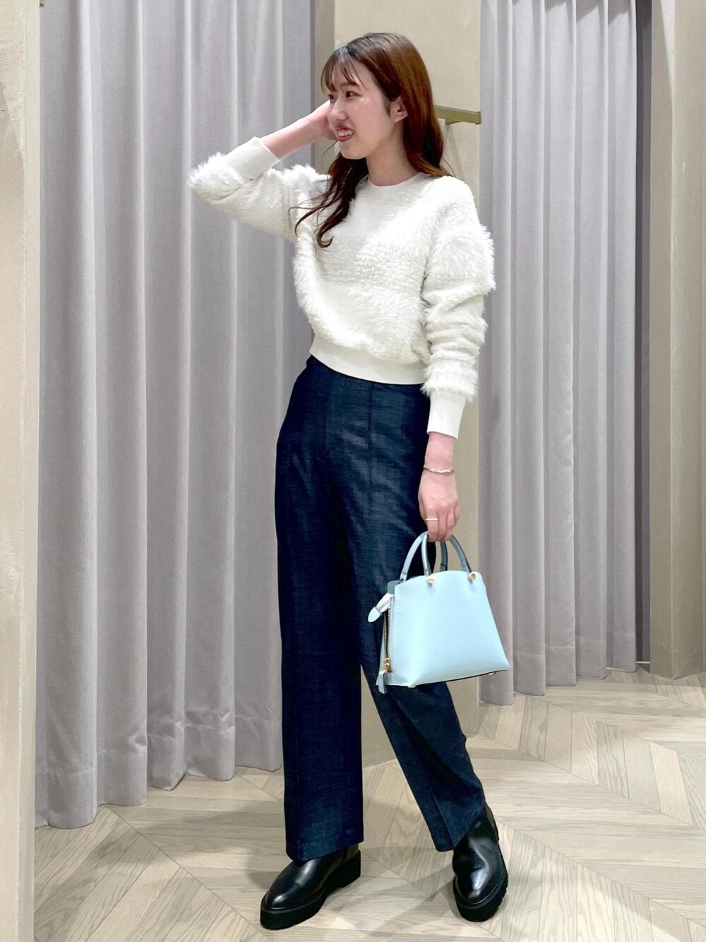 「ROPÉ、デニム、ホワイト、バッグ、ÉPOR、Y BAG、ニット、パンツ、ブーツ、フラットシューズ、大人カジュアル、骨格ウェーブ、ブルベ、カジュアル、春」｜「E'PORの【新色追加】【E'POR】 Y BAG Mini【雑誌掲載】（ハンドバッグ、ブルー系）」を使った、RAIさん（レディース・165cm）の冬コーディネートの1枚目の写真