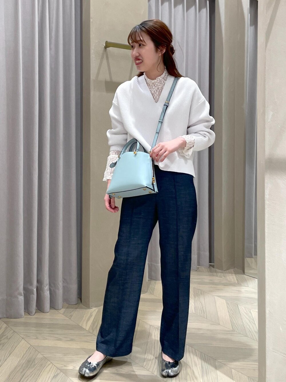 「レース、Vネック、デニム、ホワイト、レイヤード、ROPÉ、ÉPOR、Y BAG、ニット、パンツ、きれいめカジュアル、お出かけ、骨格ウェーブ、ブルベ、春」｜「E'PORの【新色追加】【E'POR】 Y BAG Mini【雑誌掲載】（ハンドバッグ、ブルー系）」を使った、RAIさん（レディース・165cm）の冬コーディネートの1枚目の写真