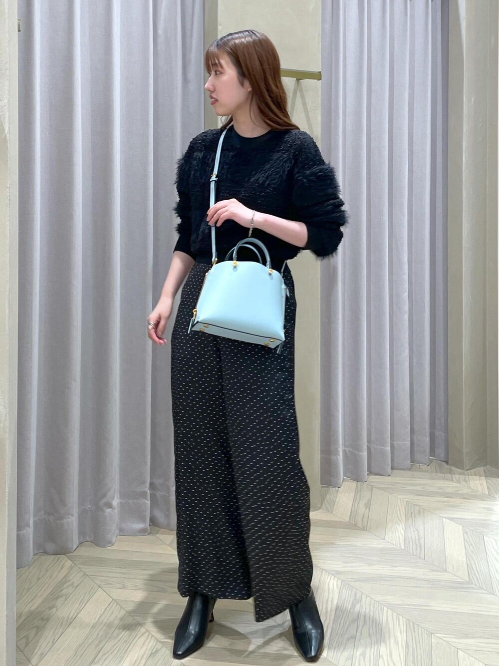 「ブラック、ドット柄、ワイドパンツ、ショート丈、ROPÉ、ÉPOR、Y BAG、ニット、パンツ、ブーツ、大人カジュアル、高身長、骨格ウェーブ、ブルベ、カジュアル」｜「E'PORの【新色追加】【E'POR】 Y BAG Mini【雑誌掲載】（ハンドバッグ、ブルー系）」を使った、RAIさん（レディース・165cm）の冬コーディネートの1枚目の写真