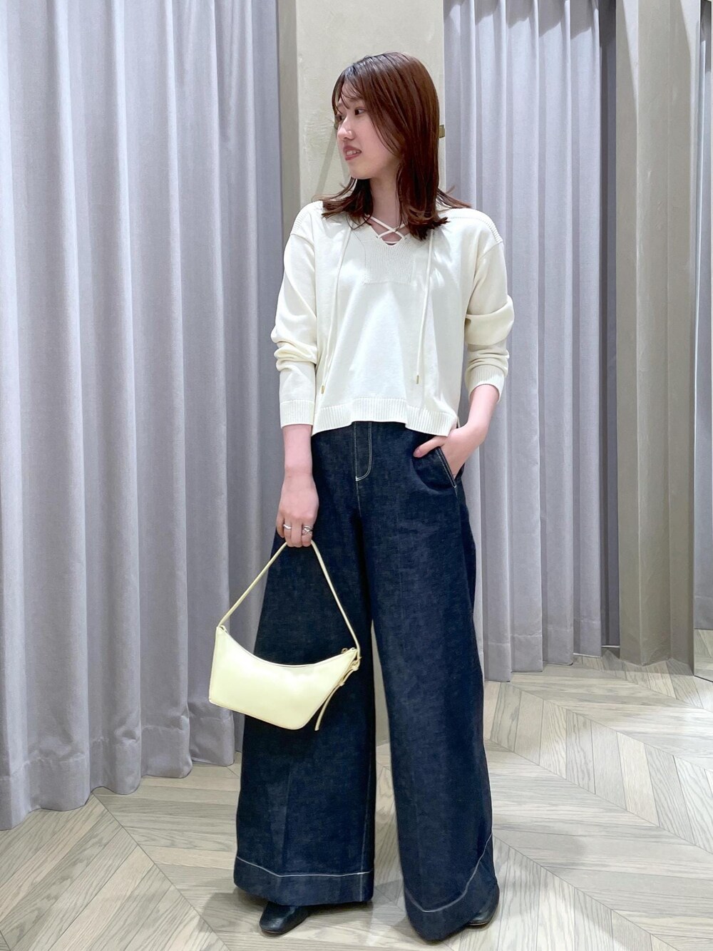「セーラーカラー、パンツ、デニム、ハンドバッグ、長袖、Vネック、ROPÉ、24SS春の新作、ブルベ、高身長、骨格ウェーブ、きれいめカジュアル、カジュアル、ニット、カットソー」｜「ROPE'の【雑誌掲載】定番ソフトレザービットローファー/23SS新色追加（ローファー、ブラック系）」を使った、RAIさん（レディース・165cm）の春コーディネートの1枚目の写真