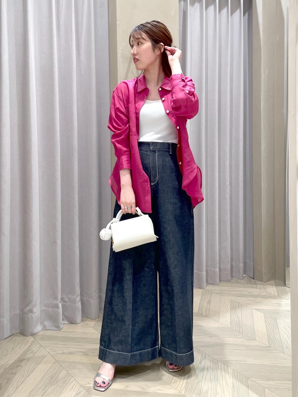 「snapme_ap_linen、ホワイト、長袖、ピンク、シャツ、パンツ、ネイビー、ワイド、ハイウエスト、サンダル、ヒール、ストラップ、ストラップサンダル、ROPÉ、24SS夏の新作」｜「ROPE'のデニムライクワイドパンツ（デニムパンツ、ブルー系）」を使った、RAIさん（レディース・165cm）の春コーディネートの1枚目の写真