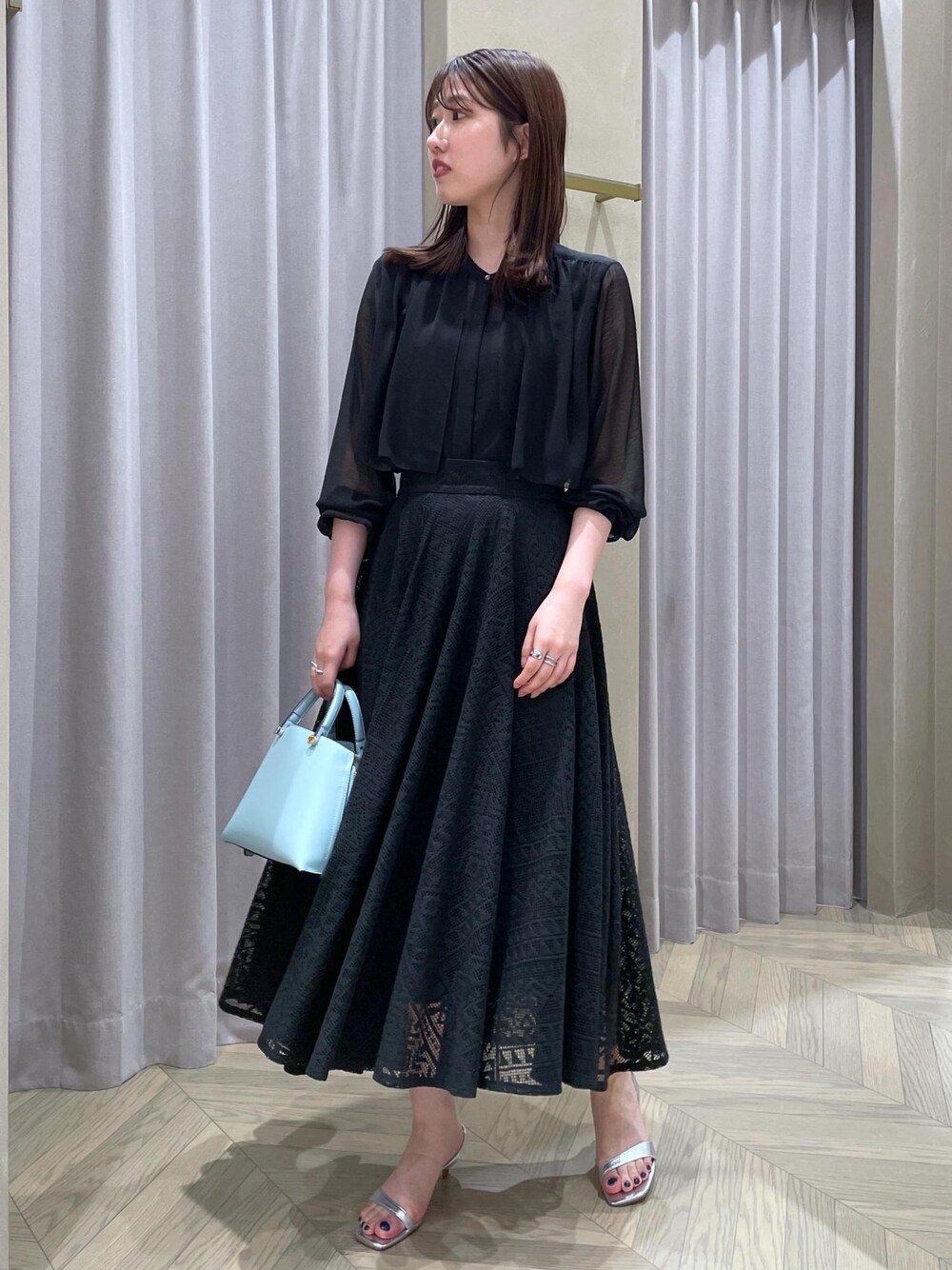 「ショルダーバッグ、ミニ、ブラック、長袖、ブラウス、レース、スカート、フレア、サンダル、ヒール、ストラップ、ストラップサンダル、ROPÉ、ÉPOR、Y BAG」｜「E'PORの【新色追加】【E'POR】 Y BAG Mini【雑誌掲載】（ハンドバッグ、ブルー系）」を使った、RAIさん（レディース・165cm）の春コーディネートの1枚目の写真