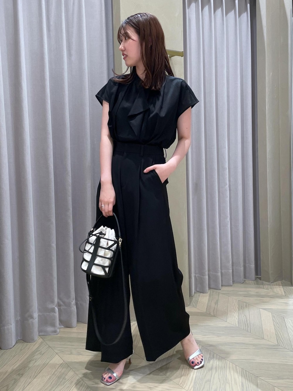 「ブラック、シルバー、ショルダーバッグ、ROPÉ、24SS夏の新作、ブルベ、高身長、骨格ウェーブ、きれいめカジュアル、カットソー、パンツ、ワイドパンツ、サンダル、ヒール、着痩せ」｜「ROPE'のAnna Sandal （アンナ サンダル）（サンダル、シルバー系）」を使った、RAIさん（レディース・165cm）の春コーディネートの1枚目の写真