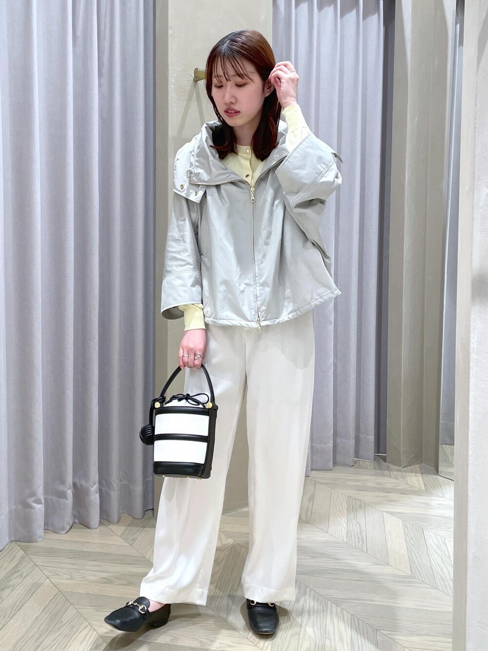 「マウンテンパーカー、パーカー、ミニ、バケツバッグ、パンツ、ローファー、シューズ、ROPÉ、24SS春の新作、ブルベ、高身長、骨格ウェーブ、きれいめカジュアル、春アウター、カーディガン」｜「ROPE'の【雑誌掲載】定番ソフトレザービットローファー/23SS新色追加（ローファー、ブラック系）」を使った、RAIさん（レディース・165cm）の春コーディネートの1枚目の写真