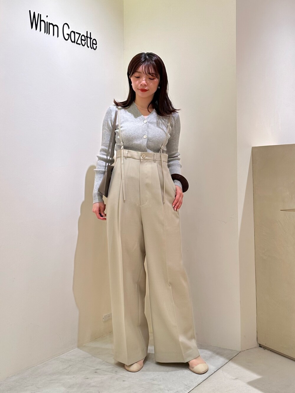 「ウィムガゼット、whimgazette、ワントーンコーデ、春服、春カラー、大人女子、おでかけコーデ、きれいめコーディネート、春ニット、骨格ストレート、30代コーデ、サスペンダー、リブニット、カーディガン、ミュール」｜「Whim GazetteのコットンシルクVネックカーディガン（カーディガン/ボレロ、グレー系）」を使った、髙橋さん（骨格ストレート・レディース・158cm）の春コーディネートの1枚目の写真
