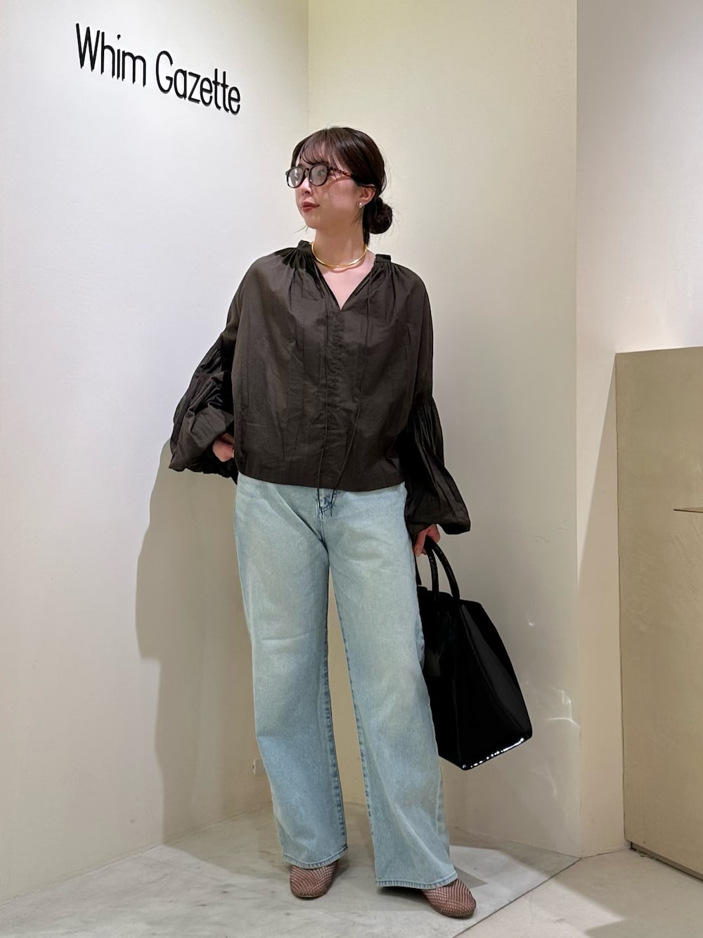 「春色、春めき満開コーデ、トートバッグ、春コーデ、大人カジュアル、メガネ女子、休日スタイル、お出かけコーデ、シアートップス、春服コーデ、お花見コーデ、オトナ女子、ウィムガゼット、whimgazette、きれいめカジュアル」｜「Whim Gazetteの【Hoaw.】チョーカー（チョーカー、ゴールド系）」を使った、髙橋さん（レディース・158cm）の春コーディネートの1枚目の写真