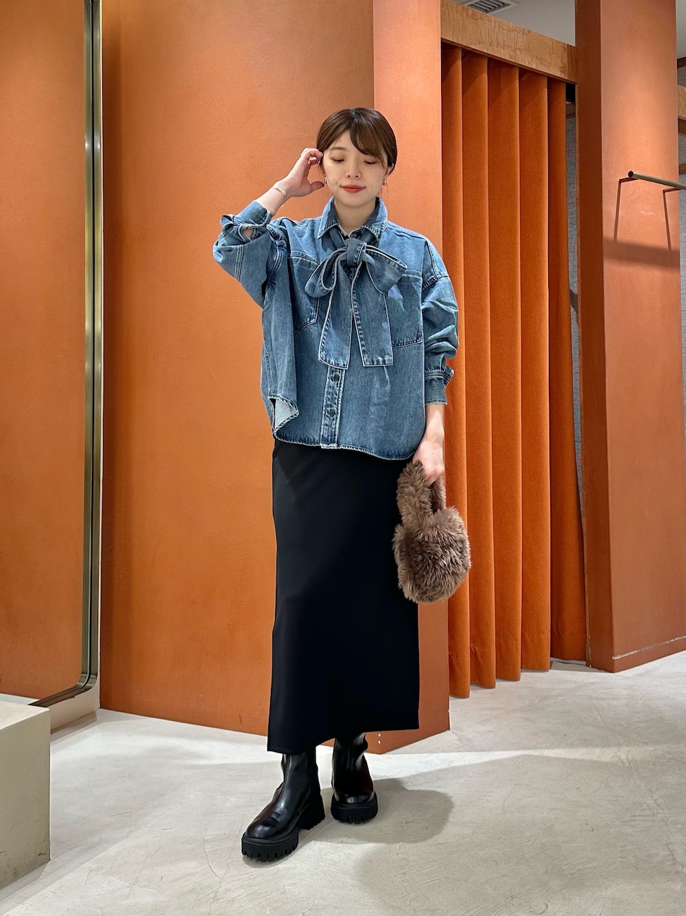 「秋服準備はじめました、きれいめカジュアル、お出かけコーデ、秋コーデ、デニム、大人かわいい、オトナカジュアル、デニムシャツ、ボウタイ、タイトスカート、ウィムガゼット、whimgazette、30代コーデ、ブーツ、ファー小物」｜「Whim Gazetteのデニムボウタイシャツ（シャツ/ブラウス、ブルー系）」を使った、髙橋さん（レディース・158cm）の秋コーディネートの1枚目の写真