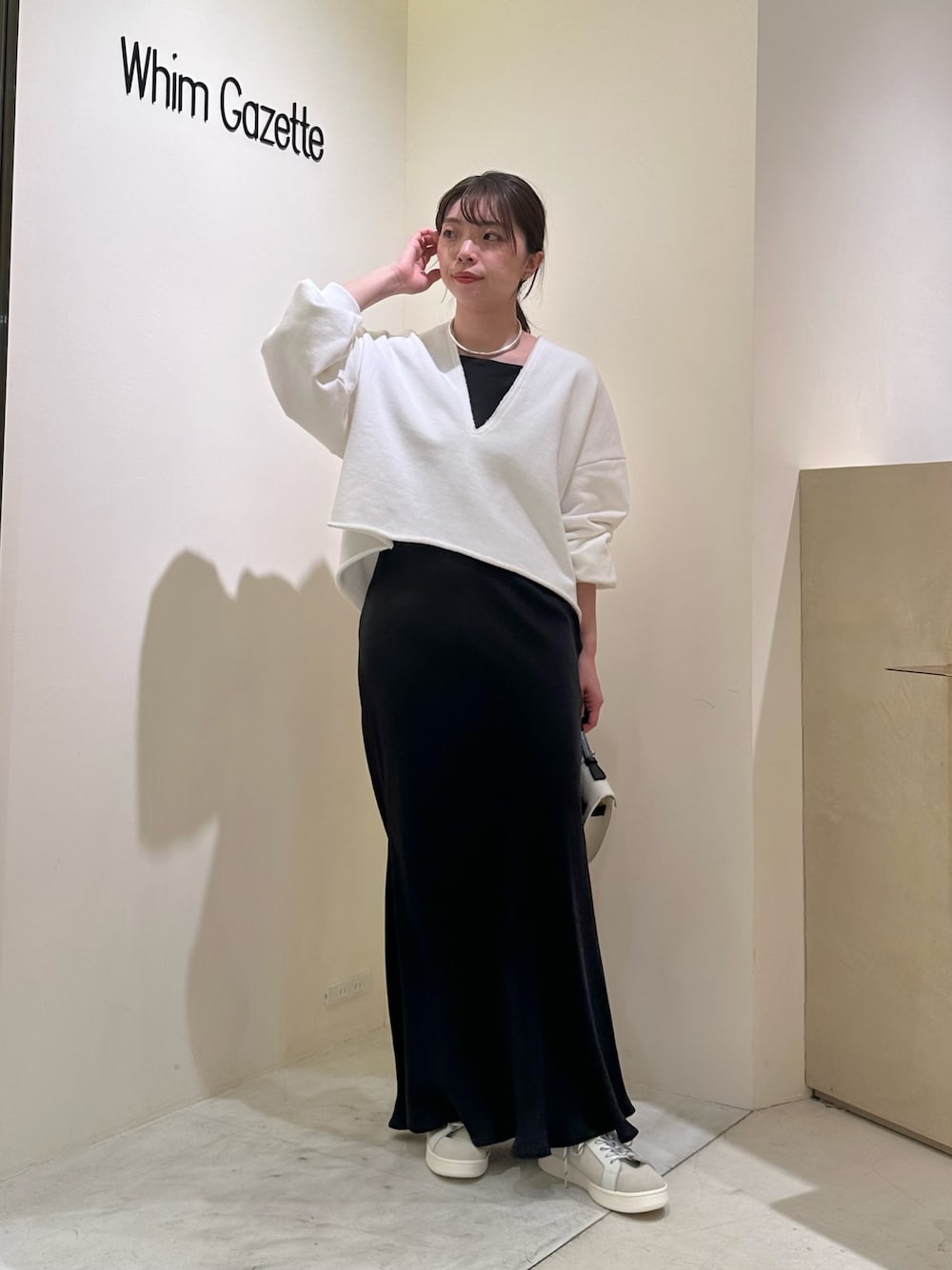 「大人カジュアル、モノトーン、春夏コーデ、シンプルコーデ、レイヤードスタイル、休日スタイル、スニーカー、ラクチンコーデ、リラックススタイル、カジュアルコーデ、キャミワンピ、ウィムガゼット、whimgazette、スウエット、30代コーデ」｜「Whim GazetteのスウェットVネックプルオーバー２（スウェット、ホワイト系）」を使った、髙橋さん（レディース・158cm）の春コーディネートの1枚目の写真