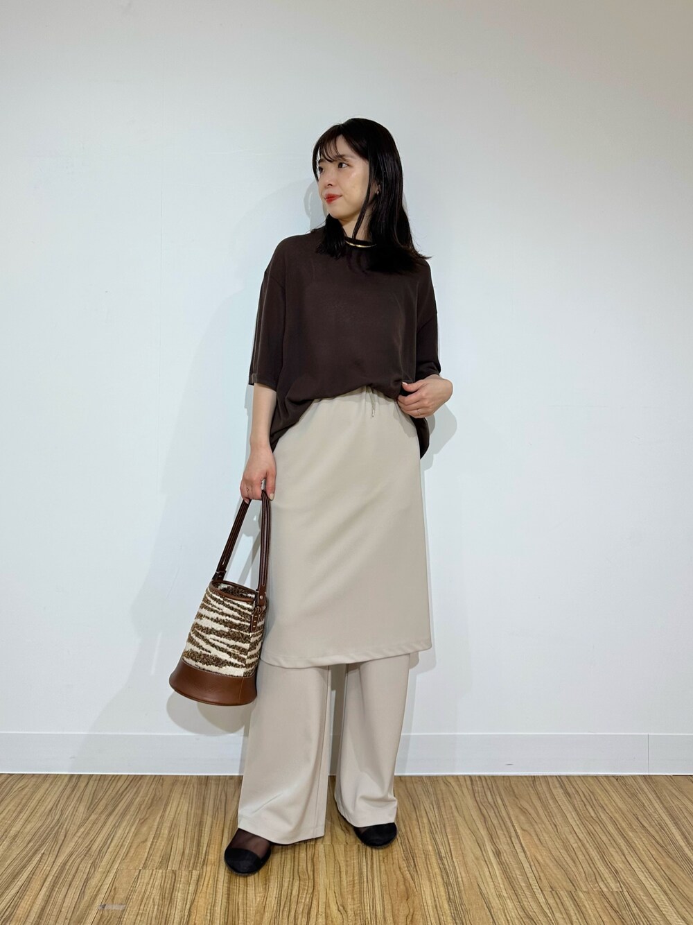 「whimgazette、ウィムガゼット、春服、春カラー、大人女子、おでかけコーデ、きれいめコーディネート、春ニット、春夏コーデ、カジュアルスタイル、ニット、骨格ストレート、レイヤードスタイル、春コーデ、ブラウン」｜「Whim Gazetteの【Hoaw.】チョーカー（チョーカー、ゴールド系）」を使った、髙橋さん（骨格ストレート・レディース・158cm）の春コーディネートの1枚目の写真