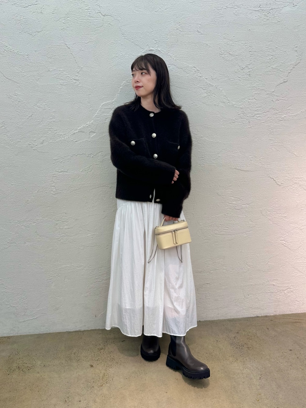 「デートコーデ、休日スタイル、ブラウン、きれいめカジュアル、お出かけコーデ、大人かわいい、骨格ストレート、ママファッション、秋コーデ、秋服準備はじめました、ニット、ジャケット、ブーツ、ウィムガゼット、whimgazette」｜「Whim Gazetteのファーボタンジャケット（カーディガン/ボレロ、ブラウン系）」を使った、髙橋さん（レディース・158cm）の夏コーディネートの1枚目の写真