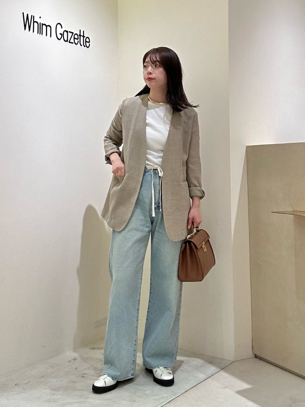 「ジャケット、春コーデ、オトナカジュアル、シンプルスタイル、大人ファッション、春色、ノーカラージャケット、デニムパンツ、デニムコーデ、ママコーデ、ママファッション、ウィムガゼット、きれいめカジュアル、whimgazette」｜「Whim Gazetteの【Hoaw.】チョーカー（チョーカー、ゴールド系）」を使った、髙橋さん（骨格ストレート・レディース・158cm）の春コーディネートの1枚目の写真