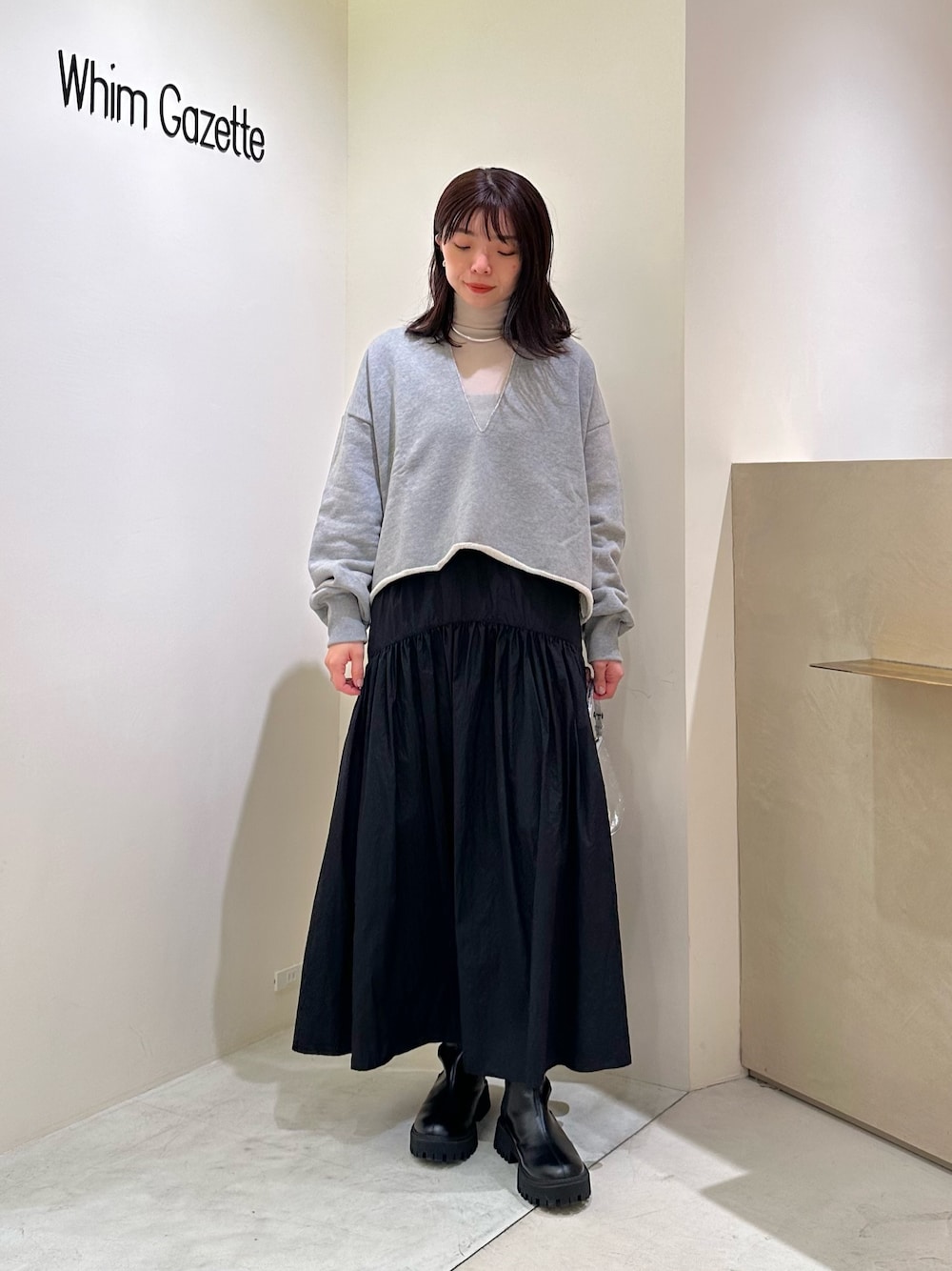 「春コーデ、お出かけコーデ、休日スタイル、大人可愛い、ゆるコーデ、春服、ラクチンコーデ、30代ファッション、30代コーデ、モノトーン、モノトーンコーデ、フレアスカート、ウィムガゼット、whimgazette、サイドゴアブーツ」｜「Whim Gazetteの【Hoaw.】チョーカー（チョーカー、シルバー系）」を使った、髙橋さん（骨格ストレート・レディース・158cm）の春コーディネートの1枚目の写真