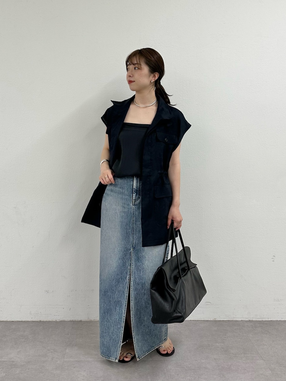 「大人カジュアル、モノトーン、春夏コーデ、シンプルコーデ、きれいめカジュアル、休日スタイル、デニム、大人女子、夏ファッション、カジュアルコーデ、ウィムガゼット、whimgazette、デニムスカート、ジレ、30代コーデ」｜「Whim Gazetteのサテンキャミソール（キャミソール、ブラック系）」を使った、髙橋さん（レディース・158cm）の春コーディネートの1枚目の写真