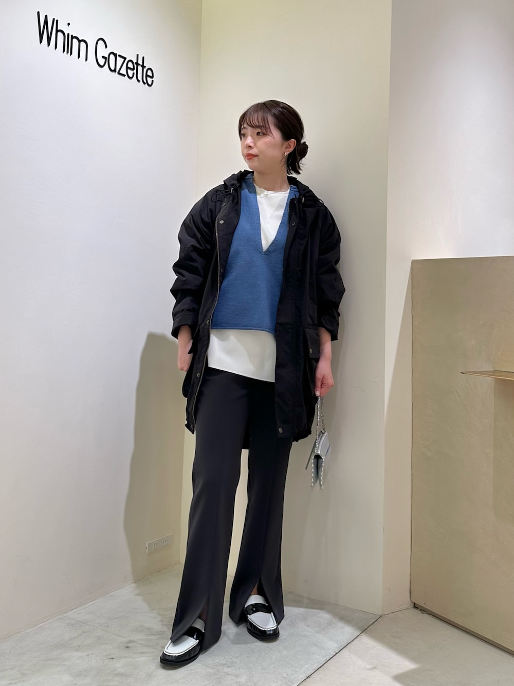 「春色、春先取り、大人ファッション、ラクチンコーデ、春、大人女子、きれいめコーデ、ゆるシルエット、春カラー、レイヤードスタイル、モノトーンコーデ、ショート丈トップス、春アウター、春コーデ、スウェット」｜「Whim GazetteのVガゼットプルオーバー（シャツ/ブラウス、ホワイト系）」を使った、髙橋さん（骨格ストレート・レディース・158cm）の冬コーディネートの1枚目の写真
