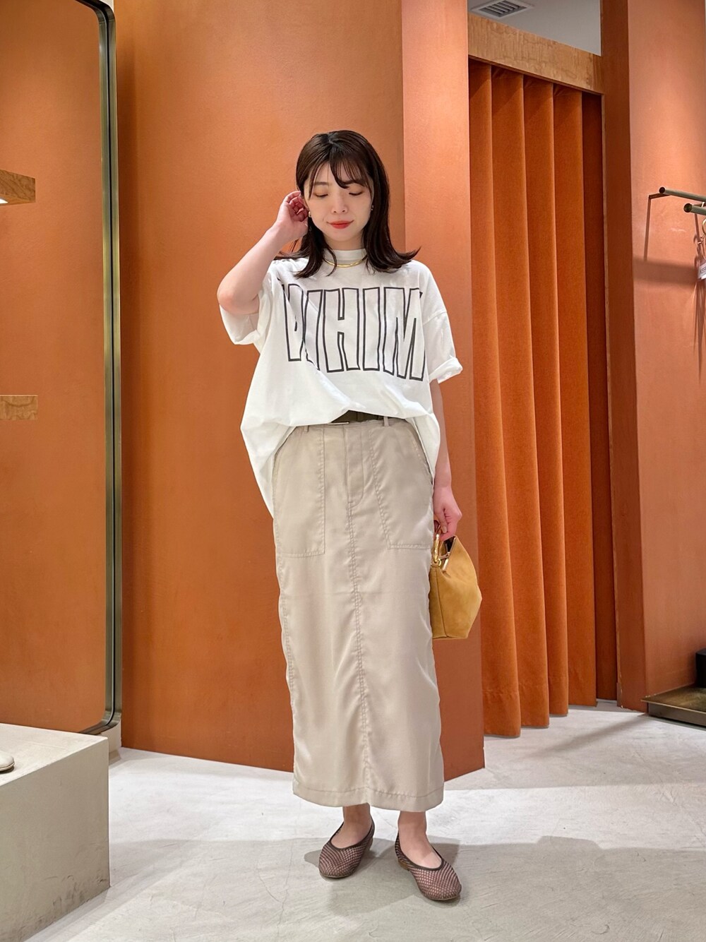 「春コーデ、大人可愛い、ゆるコーデ、カジュアルコーデ、オトナ女子、お出かけコーデ、休日スタイル、30代コーデ、ロゴT、スカートコーデ、30代ファッション、ウィムガゼット、whimgazette、ママコーデ」｜「Whim Gazetteのミリタリースカート（スカート、ベージュ系）」を使った、髙橋さん（骨格ストレート・レディース・158cm）の春コーディネートの1枚目の写真