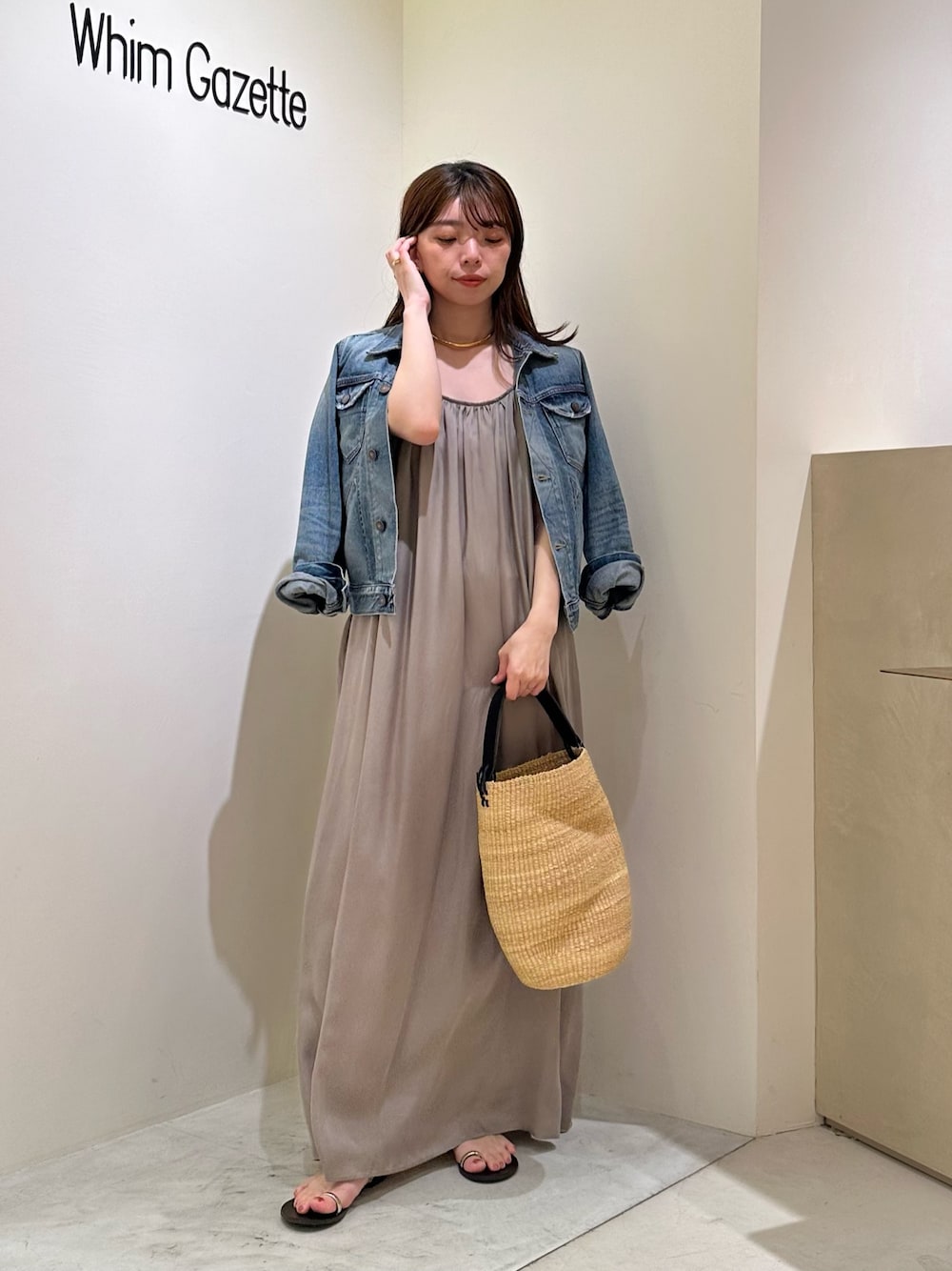 「サンダル、ワンピース、きれいめカジュアル、デニム、お出かけコーデ、シンプルカジュアル、キレイめカジュアル、休日スタイル、大人カジュアル、骨格ストレート、キャミワンピ、Gジャン、夏コーデ、ウィムガゼット、whimgazette」｜「Whim Gazetteの【15th Anniversary】Gジャン（デニムジャケット、ブルー系）」を使った、髙橋さん（レディース・158cm）の夏コーディネートの1枚目の写真