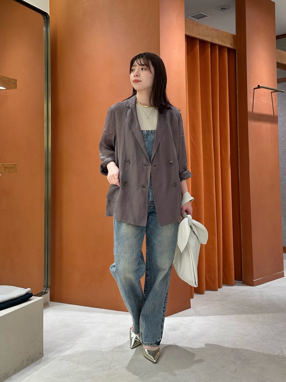 「春めき満開コーデ、春色、休日スタイル、お出かけコーデ、大人カジュアル、シンプルスタイル、ママファッション、キレイめ、ベージュ、おでかけコーデ、シアー、オールインワン、デニムコーデ、ジャケット、ジャケットスタイル」｜「Whim Gazetteのラミーダブルジャケット（テーラードジャケット、グレー系）」を使った、髙橋さん（骨格ストレート・レディース・158cm）の春コーディネートの1枚目の写真