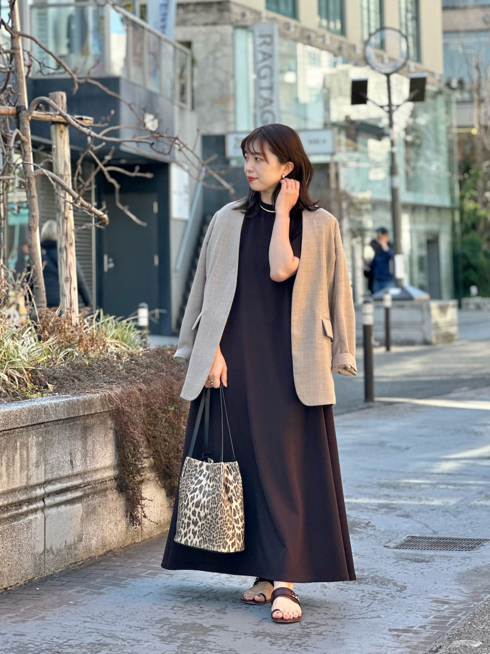 「ジャケット、春コーデ、春めき満開コーデ、休日スタイル、オトナ女子、ラクチンコーデ、お出かけコーデ、リラックススタイル、ママファッション、ベージュ、ワンピース、ウィムガゼット、whimgazette、ワントーンコーデ、ノーカラージャケット」｜「Whim Gazetteのジュートライクノーカラージャケット（ノーカラージャケット、ベージュ系）」を使った、髙橋さん（骨格ストレート・レディース・158cm）の春コーディネートの1枚目の写真