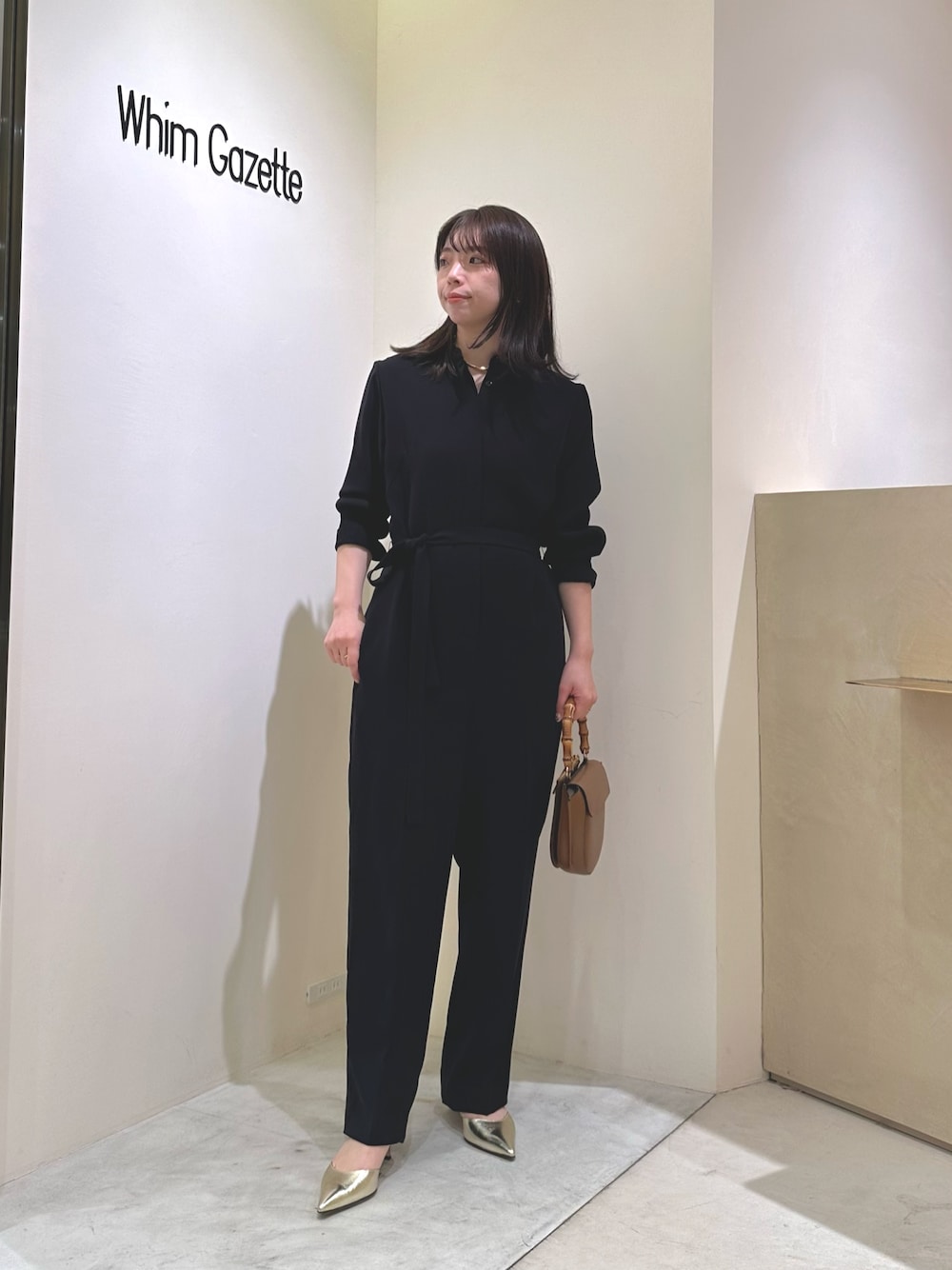 「オールインワン、ジャンプスーツ、キレイめカジュアル、パンツコーデ、オトナ女子、キレイめコーデ、30代コーデ、40代ファッション、お仕事コーデ、キレイめ」｜「Whim Gazetteの【インフルエンサーコラボ】ダブルクロスオールインワン（つなぎ/オールインワン、ブラック系）」を使った、髙橋さん（骨格ストレート・レディース・158cm）の冬コーディネートの1枚目の写真