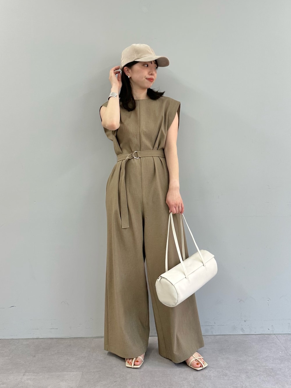 「春コーデ、お出かけコーデ、休日スタイル、パンツコーデ、大人可愛い、ゆるコーデ、ラクチンコーデ、大人女子、リラックススタイル、30代ファッション、30代コーデ、ウィムガゼット、whimgazette、オールインワン、ジャンプスーツ」｜「THE PAUSEの【THE PAUSE】ドライタッチオールインワン（つなぎ/オールインワン、ブラウン系）」を使った、髙橋さん（骨格ストレート・レディース・158cm）の春コーディネートの1枚目の写真