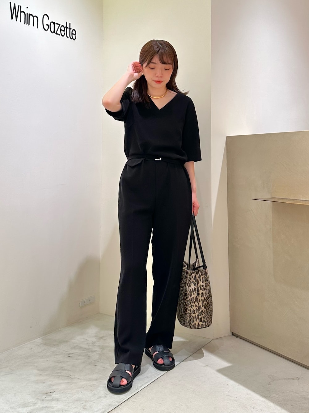 「大人カジュアル、お出かけコーデ、モノトーン、春夏コーデ、シンプルコーデ、きれいめカジュアル、休日スタイル、キレイめカジュアル、おでかけコーデ、夏コーデ、オトナカジュアル、ジャンプスーツ、ブラック、ウィムガゼット、whimgazette」｜「THE PAUSEの【THE PAUSE】Vネックジャンプスーツ（サロペット/オーバーオール、ブラック系）」を使った、髙橋さん（レディース・158cm）の春コーディネートの1枚目の写真