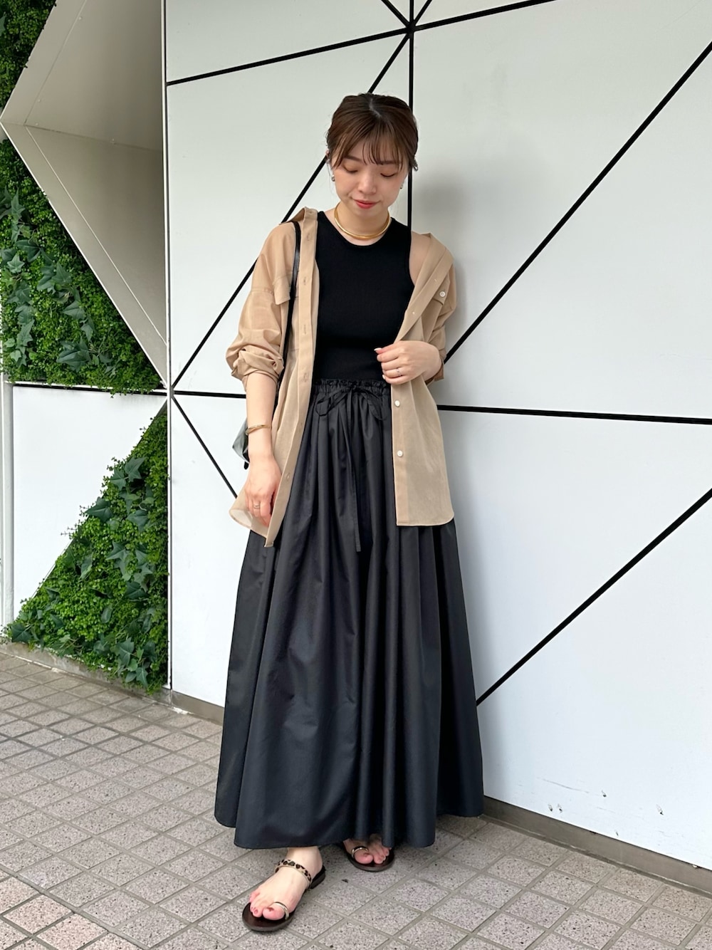 「サンダル、シャツスタイル、シアートップス、お出かけコーデ、夏服コーデ、大人コーデ、キレイめカジュアル、ワンピースコーデ、ワンピース、夏コーデ、オトナカジュアル、ウィムガゼット、whimgazette」｜「Whim Gazetteのドッキングワンピース（ワンピース、ブラック系）」を使った、髙橋さん（レディース・158cm）の春コーディネートの1枚目の写真