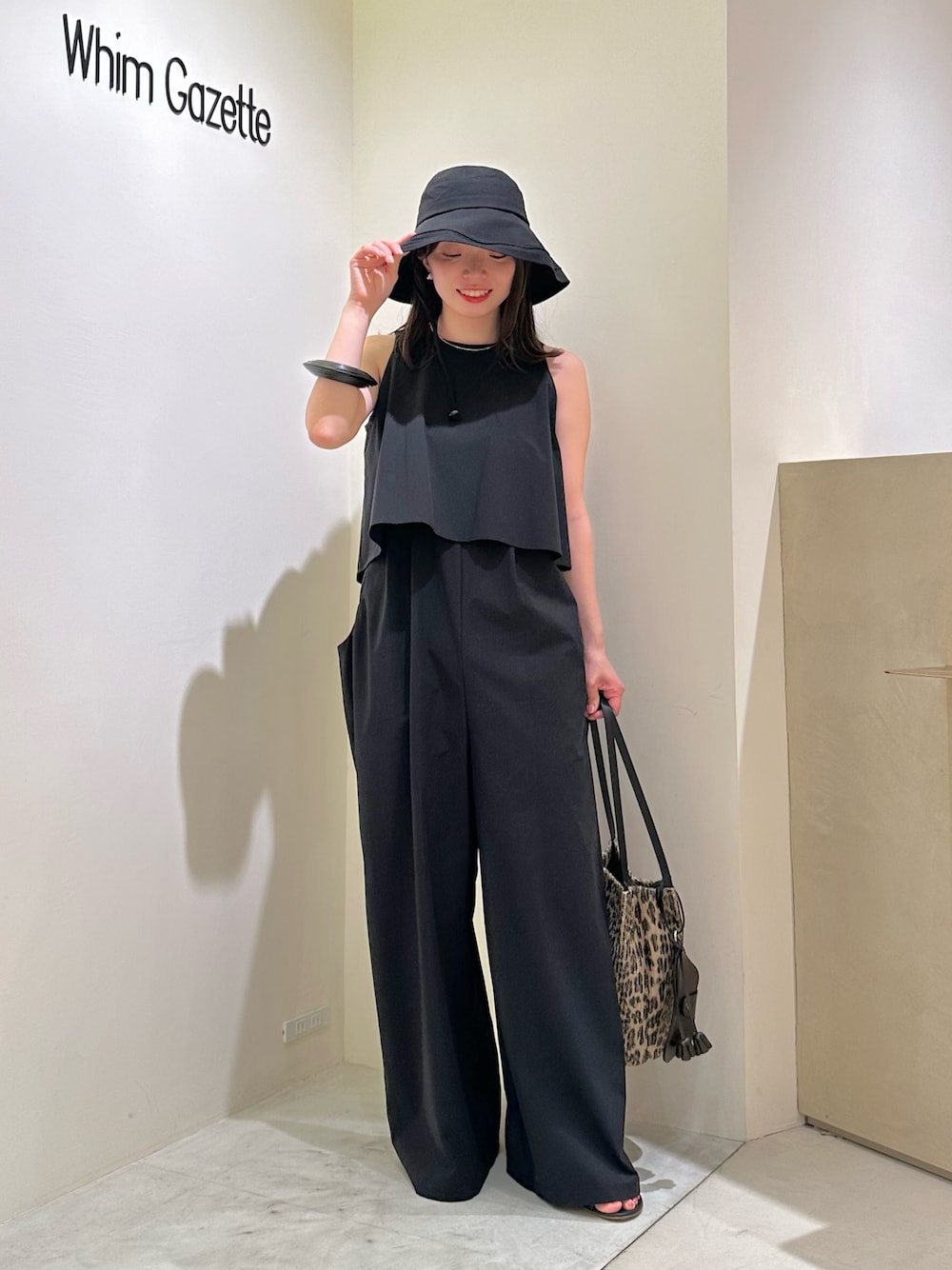 「大人カジュアル、お出かけコーデ、アウトドアスタイル、春夏コーデ、シンプルコーデ、きれいめカジュアル、休日スタイル、おでかけコーデ、夏コーデ、30代コーデ、ママファッション、ウィムガゼット、whimgazette、ブラック、オールインワン」｜「THE PAUSEの【THE PAUSE】ブリムハット（ハット、ブラック系）」を使った、髙橋さん（レディース・158cm）の春コーディネートの1枚目の写真