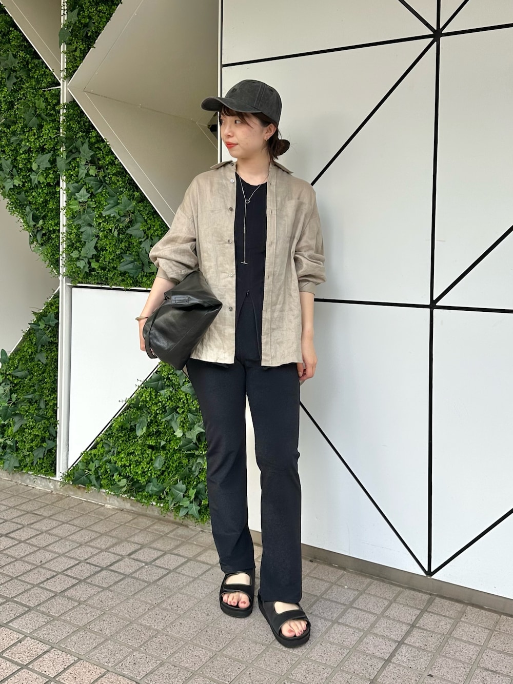 「休日スタイル、お出かけコーデ、大人カジュアル、アウトドアスタイル、カジュアルスタイル、おでかけコーデ、ウィムガゼット、whimgazette、リネン、スイムウェア、水着、オトナカジュアル、30代コーデ、ママコーデ」｜「Whim Gazetteの＜水着＞パイルスリットパンツ（水着、ブラック系）」を使った、髙橋さん（レディース・158cm）の春コーディネートの1枚目の写真