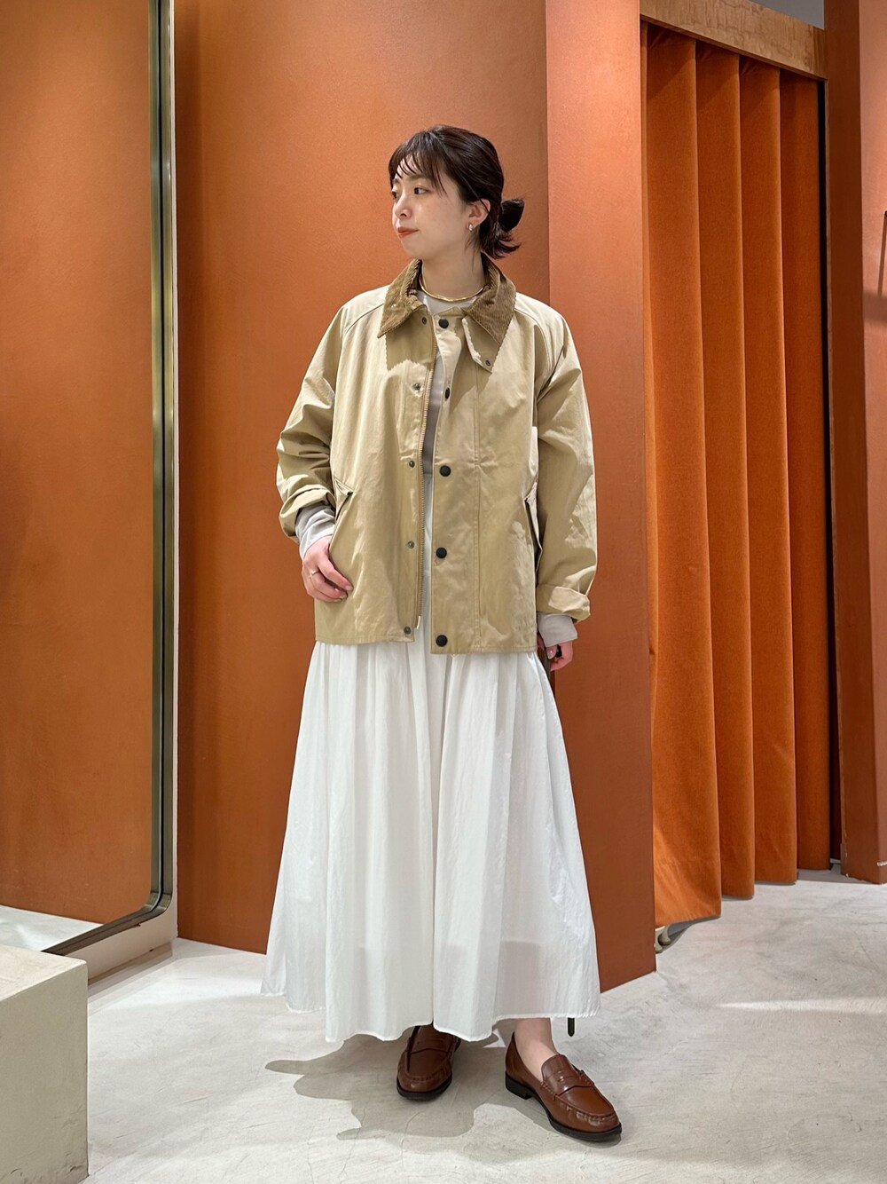 「ウィムガゼット、whimgazette、春色、シンプルスタイル、お出かけコーデ、キレイめコーデ、大人カジュアルコーデ、春先取り、ママファッション、ローファー、フレアスカート、春アウター、春コーデ」｜「Whim Gazetteのシアーベロアバックシャンカットソー（Tシャツ/カットソー、ベージュ系）」を使った、髙橋さん（骨格ストレート・レディース・158cm）の春コーディネートの1枚目の写真