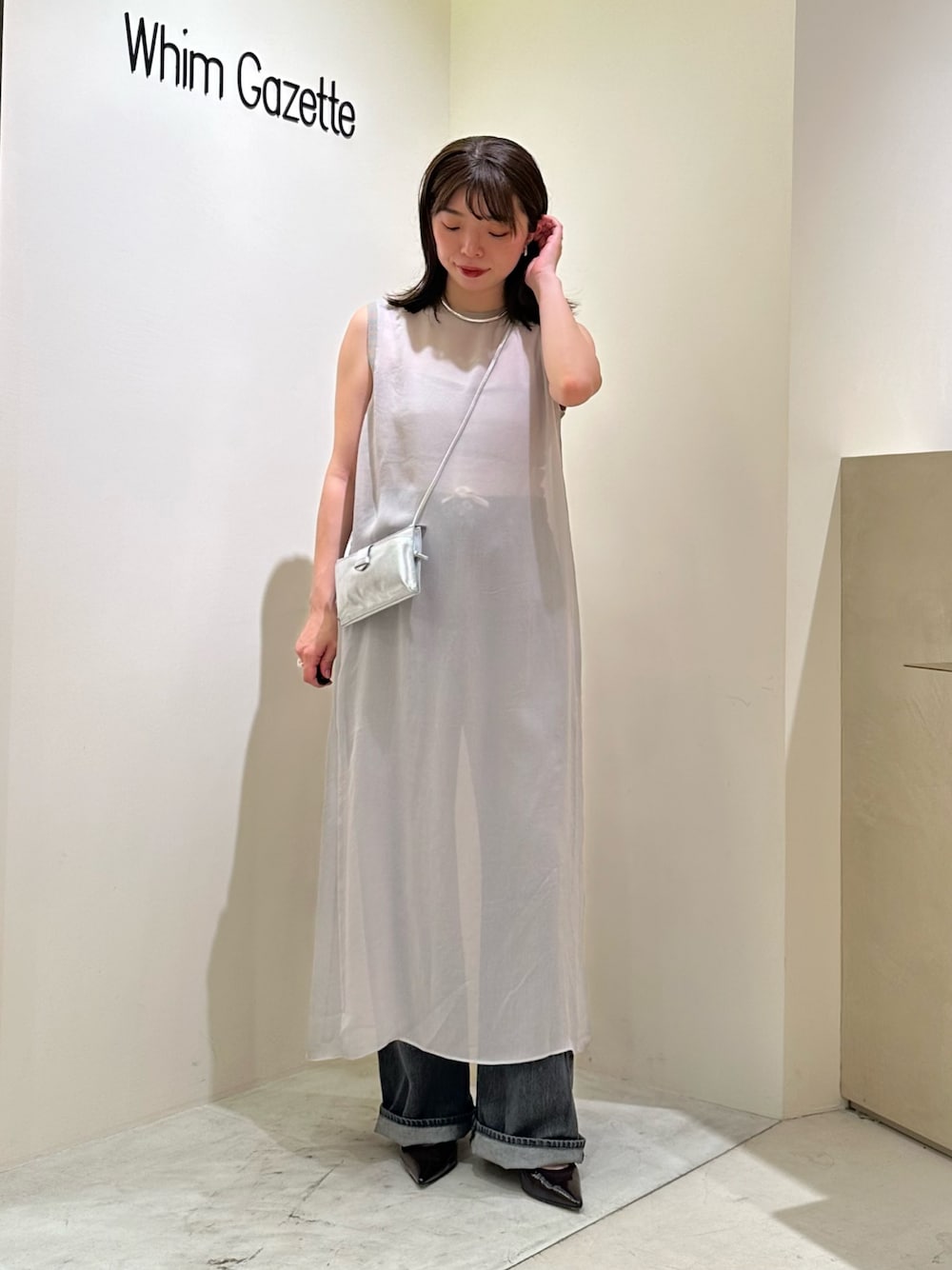 「ノースリーブ、お出かけコーデ、休日スタイル、デニム、きれいめカジュアル、シアートップス、ワンピース、キレイめカジュアル、オトナカジュアル、秋服準備はじめました、夏コーデ、レイヤードスタイル、ウィムガゼット、whimgazette」｜「Whim Gazetteの【Hoaw.】チョーカー（チョーカー、シルバー系）」を使った、髙橋さん（レディース・158cm）の夏コーディネートの1枚目の写真