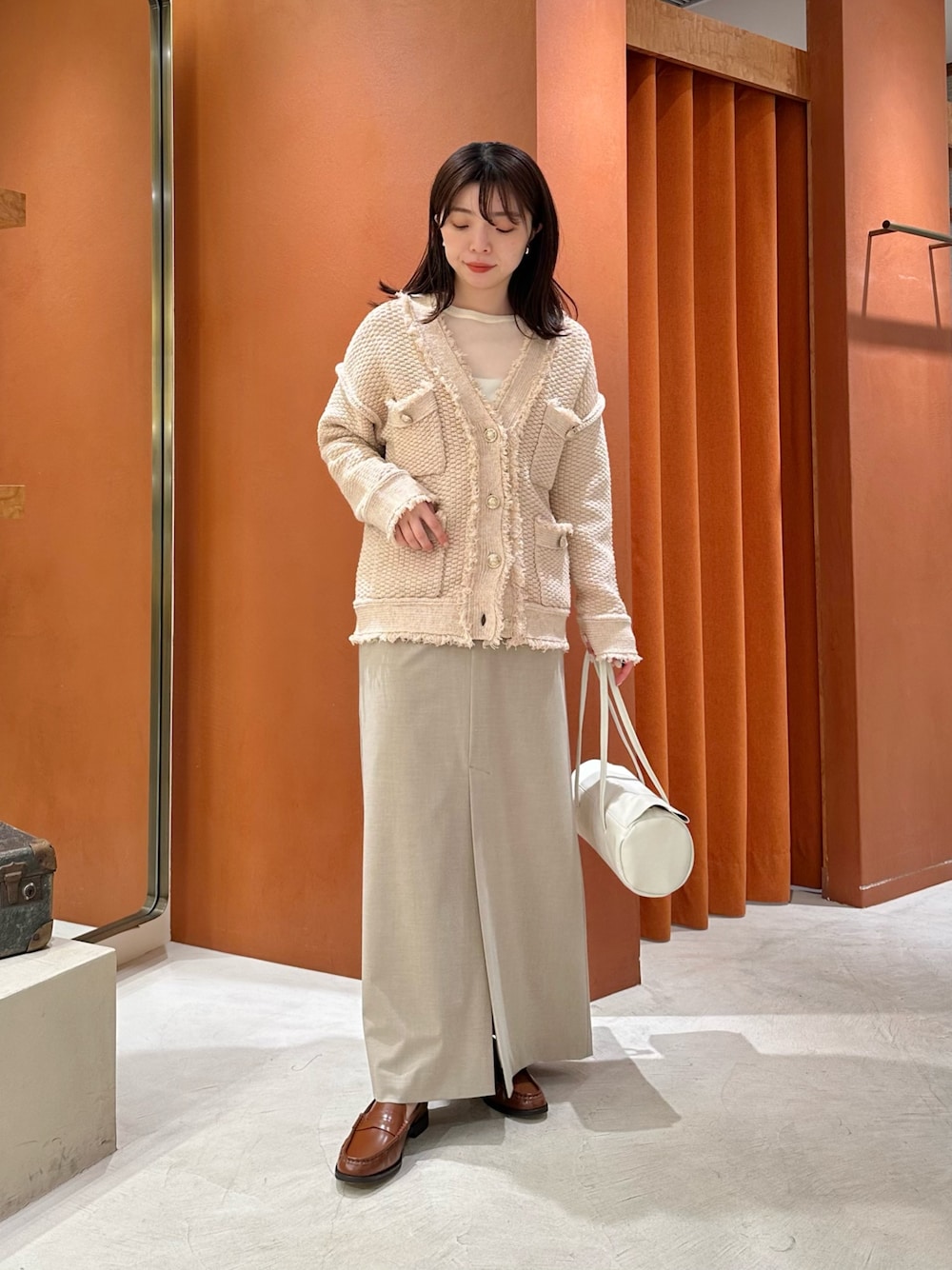 「シアートップス、おでかけコーデ、春、キレイめカジュアル、淡色コーデ、骨格ストレート、30代コーデ、ロングスカート、ツイード、ツイードジャケット、カーディガン、ローファー、レザーバッグ、ワントーンコーデ、whimgazette」｜「Drawing Numbersの【Drawing Numbers】キュプラシースルーブラウス（シャツ/ブラウス、ホワイト系）」を使った、髙橋さん（骨格ストレート・レディース・158cm）の春コーディネートの1枚目の写真