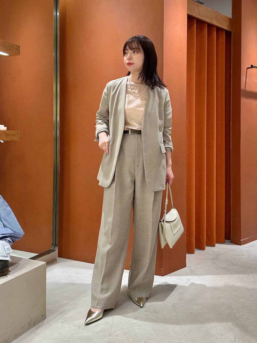 「ウィムガゼット、whimgazette、シアートップス、春服、大人女子、お出かけコーデ、大人かわいい、きれいめコーディネート、30代コーデ、セットアップ、ジャケット、ジャケットスタイル、ブラウス、オフィスカジュアル、通勤コーデ」｜「Whim Gazetteのジュートライクノーカラージャケット（ノーカラージャケット、ベージュ系）」を使った、髙橋さん（骨格ストレート・レディース・158cm）の春コーディネートの1枚目の写真