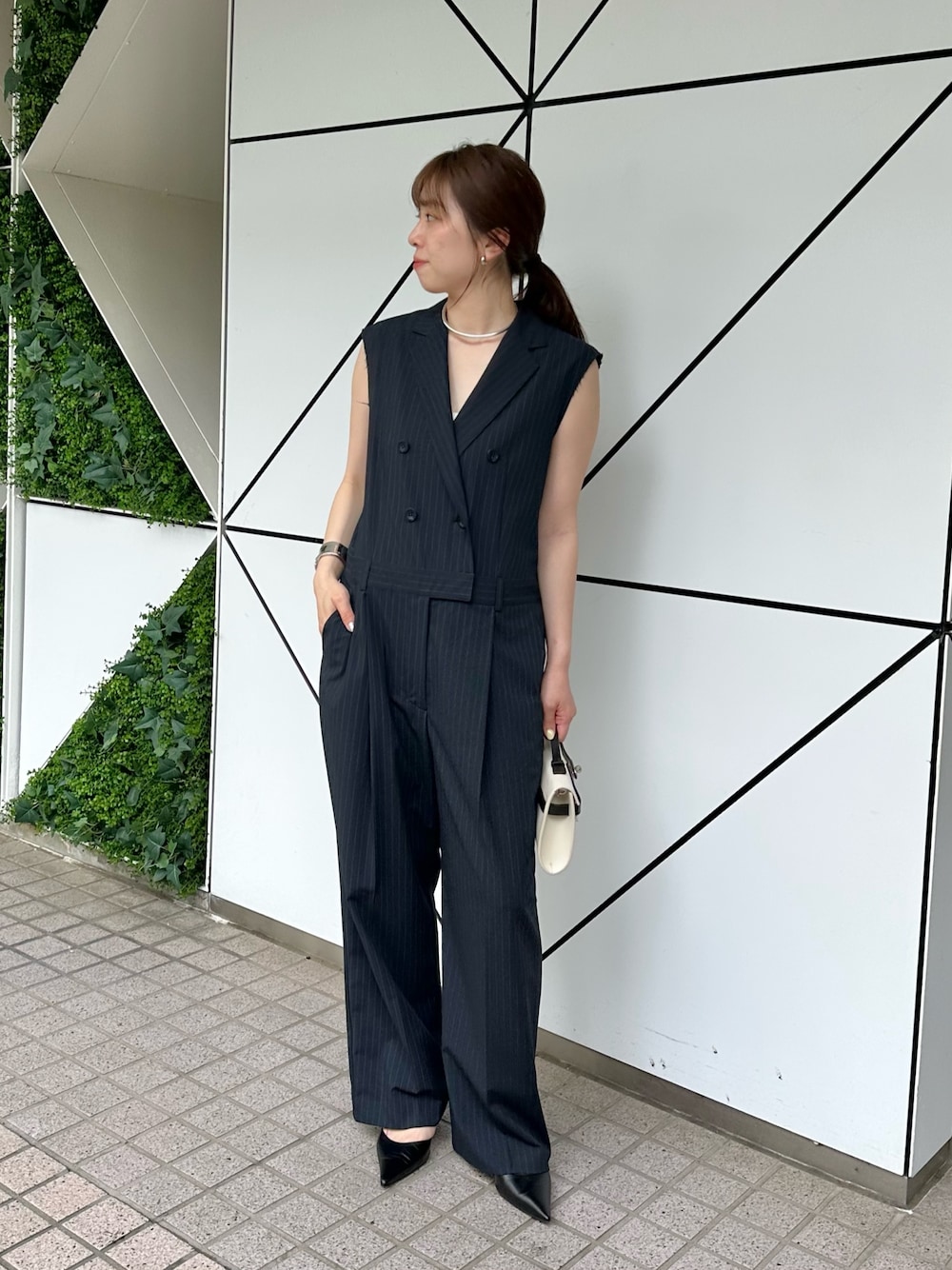 「シンプルコーデ、きれいめカジュアル、お出かけコーデ、オトナカジュアル、きれいめコーデ、モノトーンコーデ、ウィムガゼット、whimgazette、オールインワン、ネイビー、キレイめ、骨格ストレート、シルバーアクセサリー、30代コーデ、ママコーデ」｜「Whim Gazetteの【Hoaw.】チョーカー（チョーカー、シルバー系）」を使った、髙橋さん（レディース・158cm）の春コーディネートの1枚目の写真