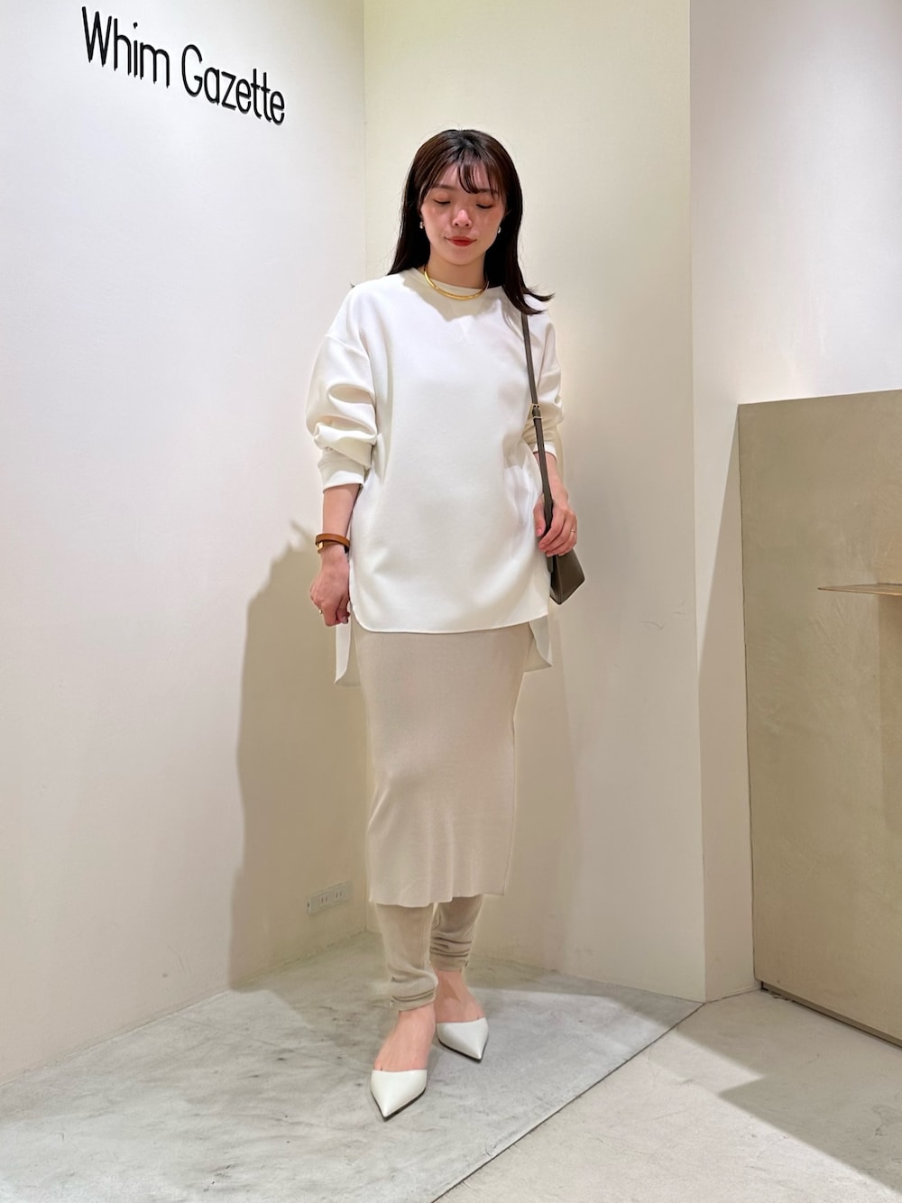 「春色、春めき満開コーデ、淡色コーデ、休日スタイル、お出かけコーデ、大人カジュアル、オトナカジュアル、春服、キレイめカジュアル、カジュアルスタイル、ウィムガゼット、whimgazette、きれいめカジュアル、レギンス、ワントーンコーデ」｜「Whim GazetteのVガゼットプルオーバー（シャツ/ブラウス、ホワイト系）」を使った、髙橋さん（レディース・158cm）の春コーディネートの1枚目の写真